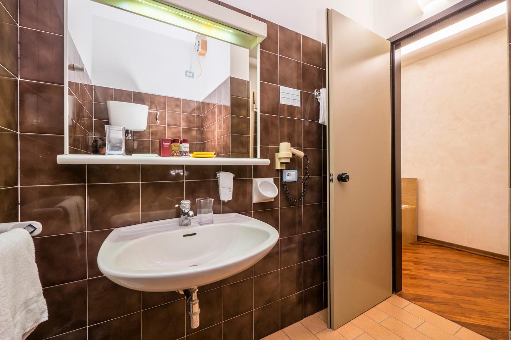 Classic Double or Twin Room - Photo 5