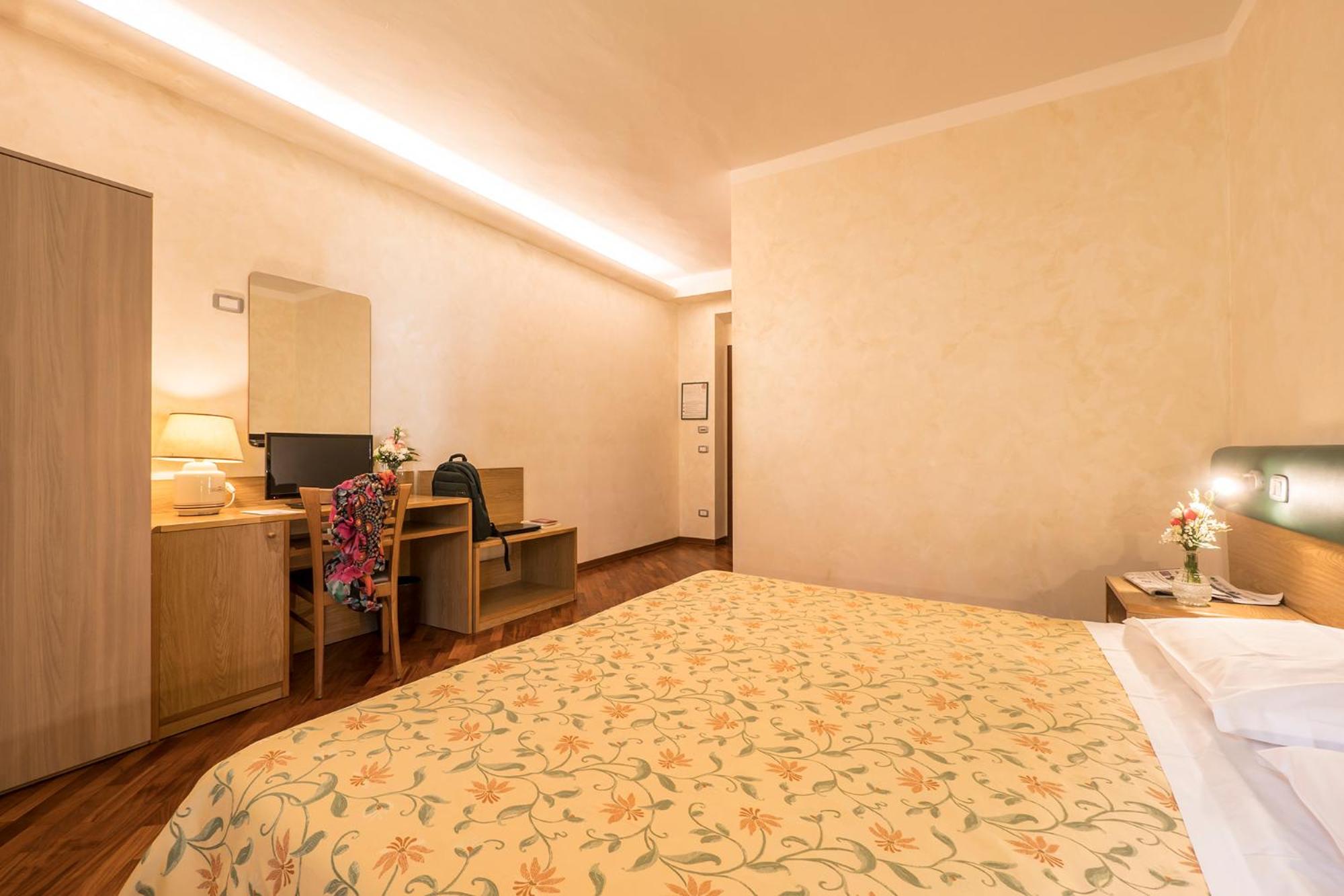 Classic Double or Twin Room - Photo 4