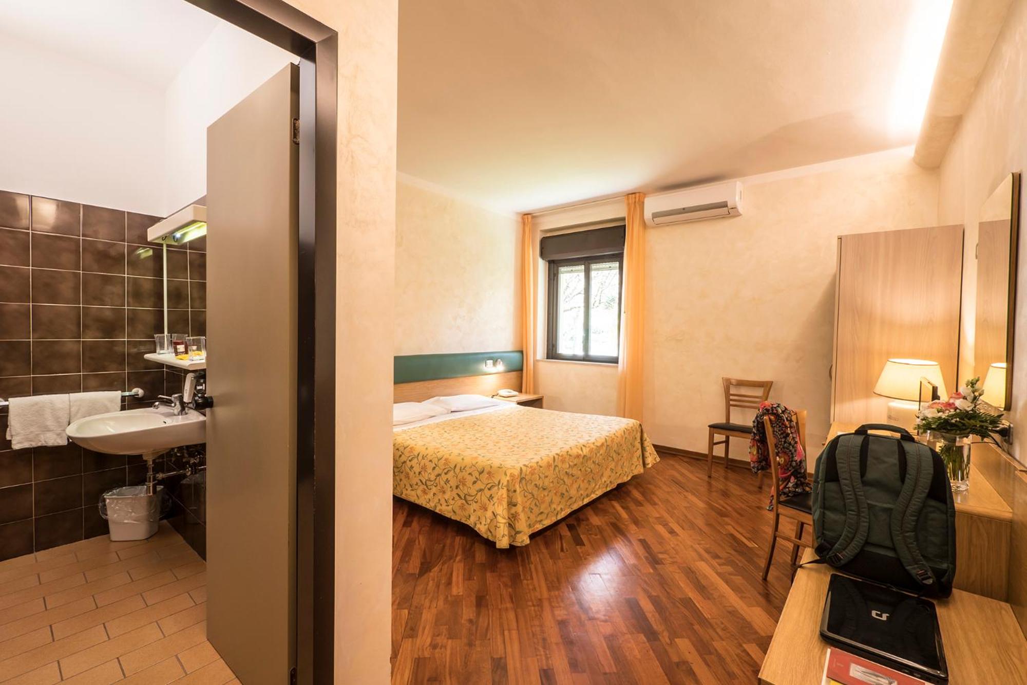 Classic Double or Twin Room - Photo 2