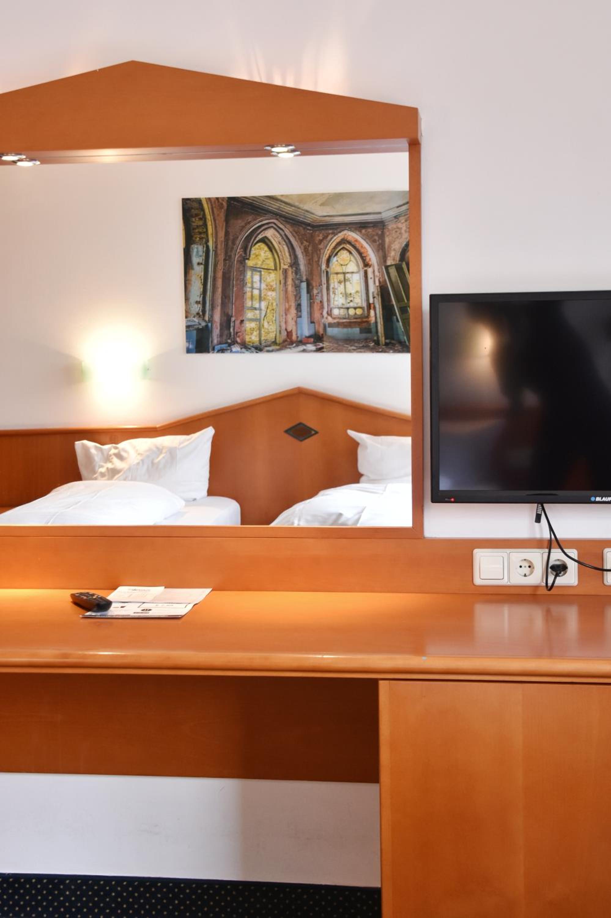 Standard Twin Room - Photo 2