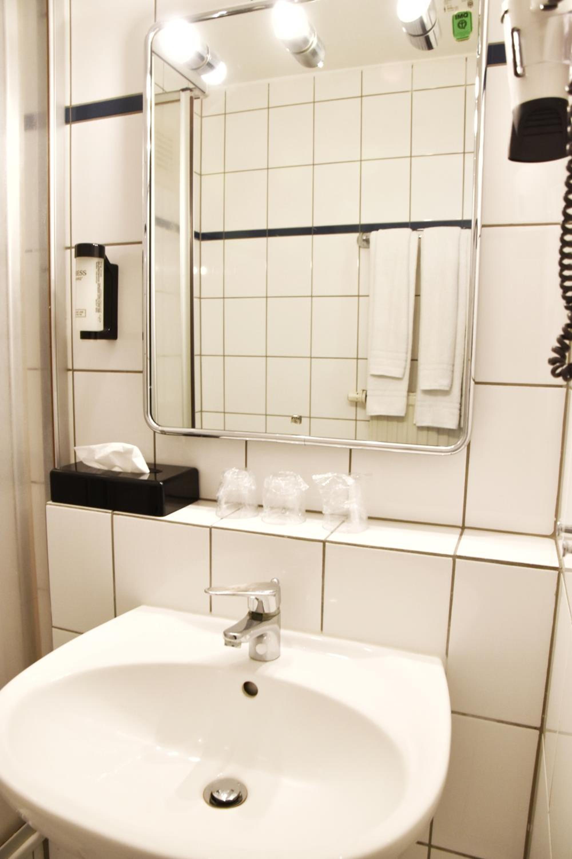 Standard Twin Room - Photo 7