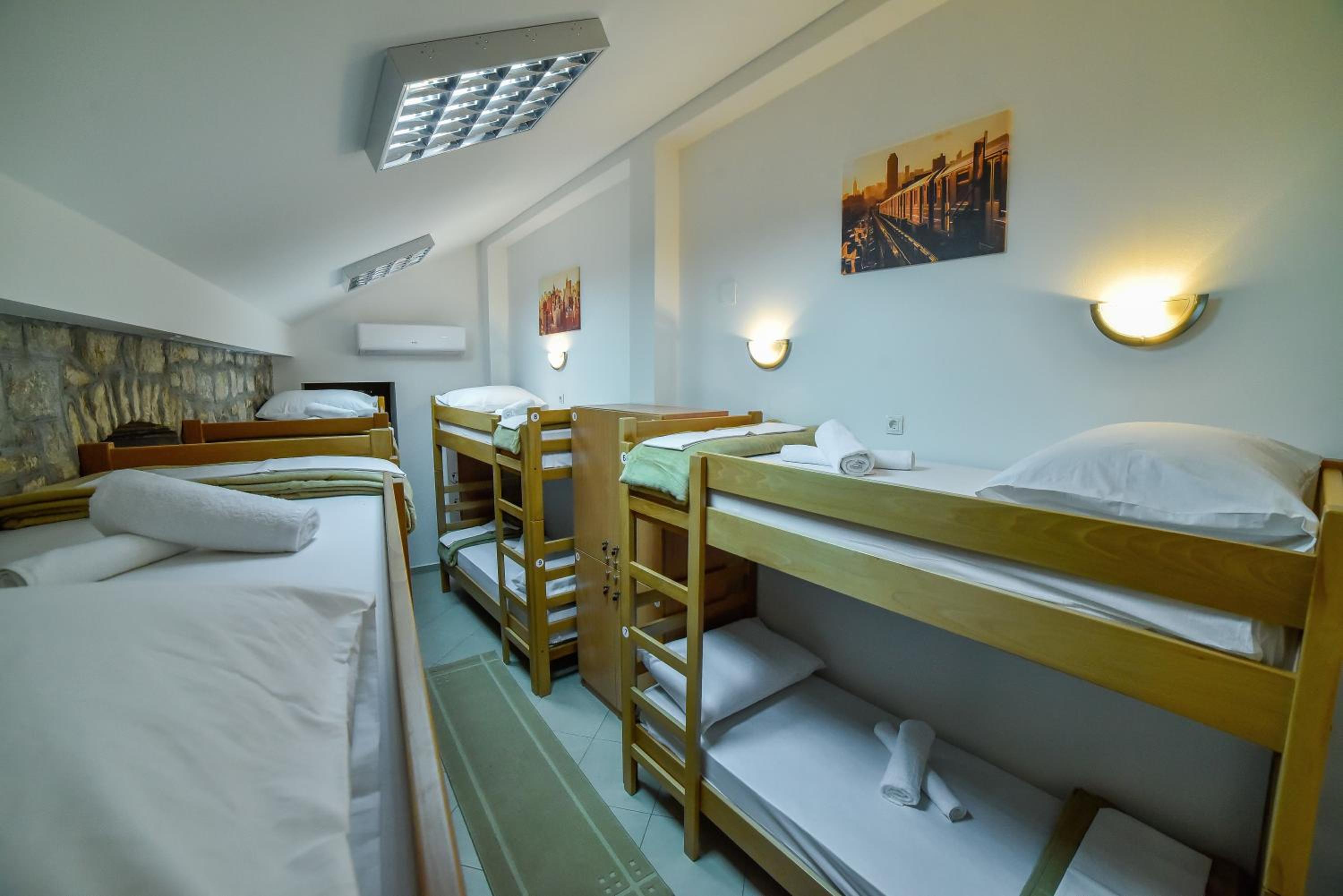 Bed in 8-Bed Mixed Dormitory photo 3