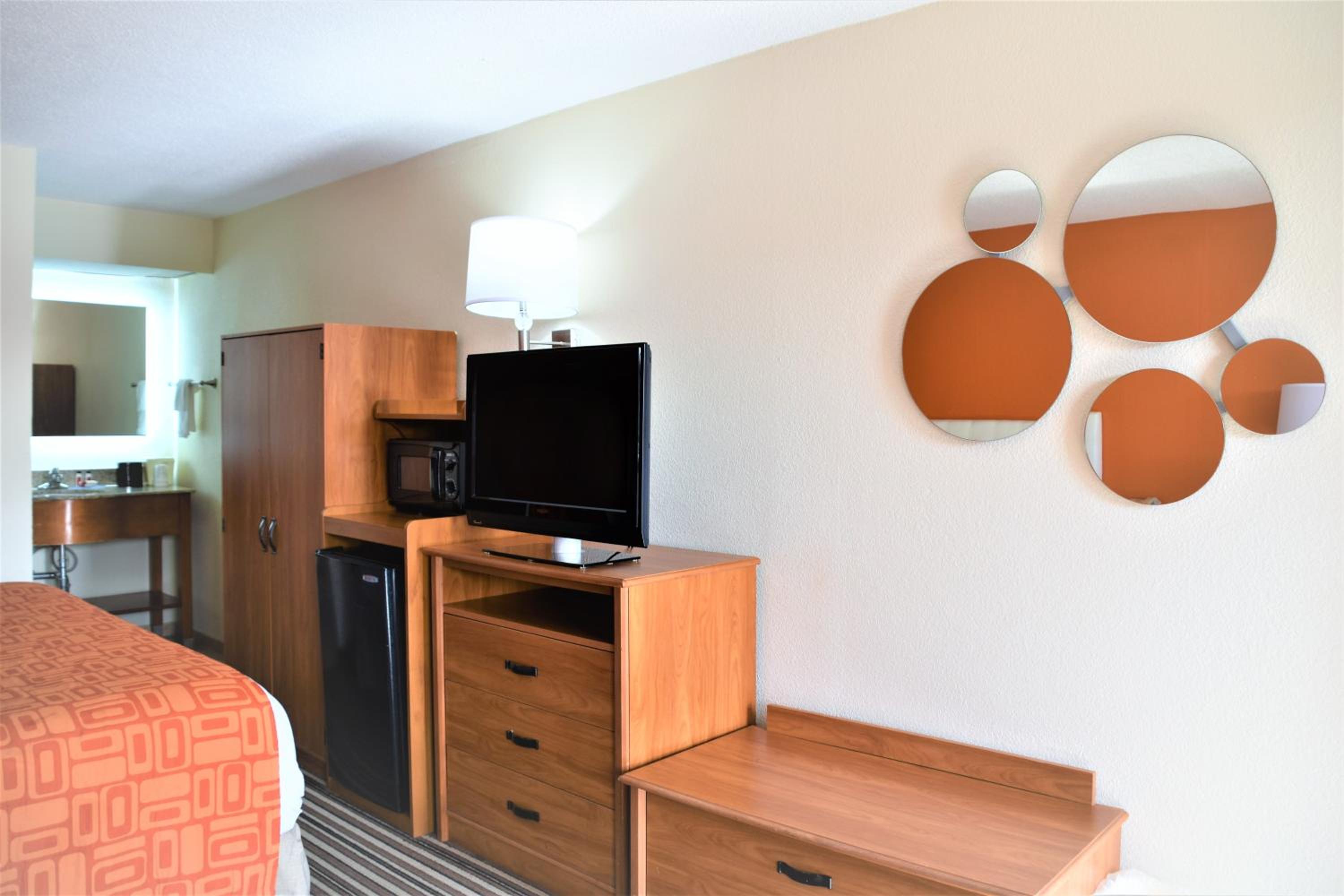 Deluxe King Room - Non-Smoking photo 3