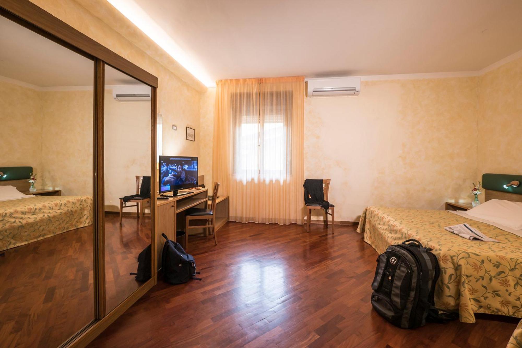 Classic Triple Room - Photo 2