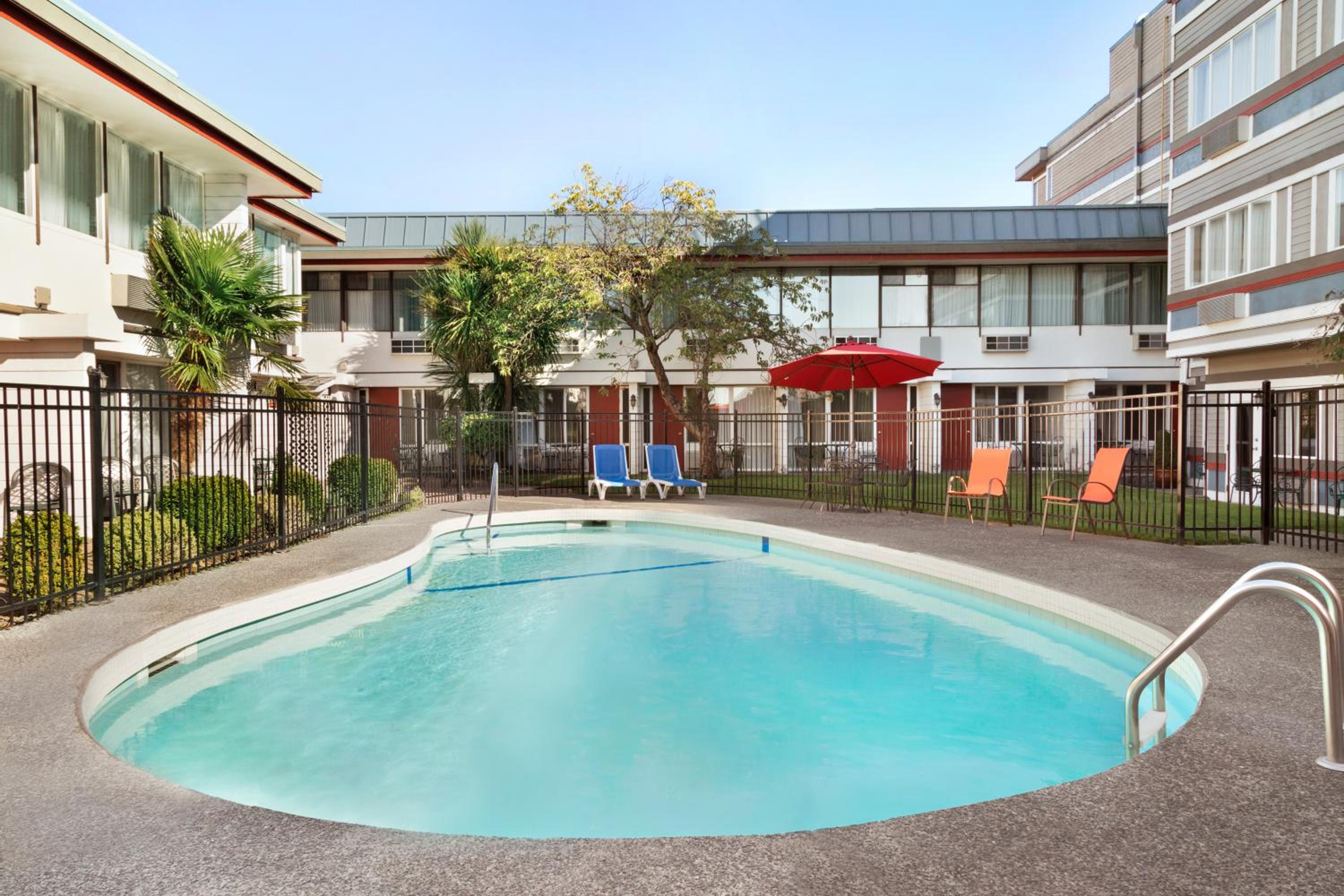 Superior Queen Room with Queen Bed and Pool View - Non-Smoking - Photo 6