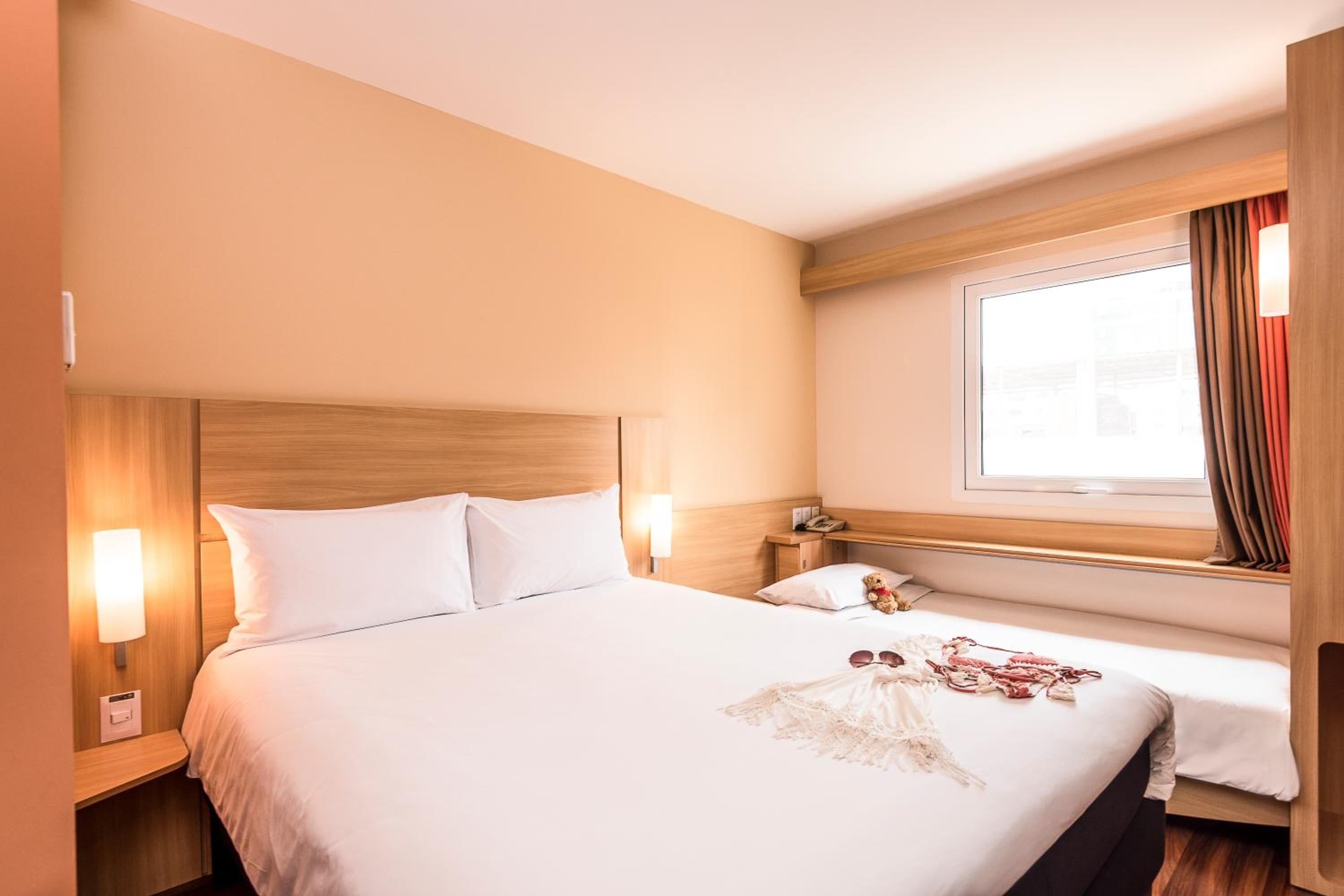 Standard Room with One Double Bed and One Single Bed - Photo 6
