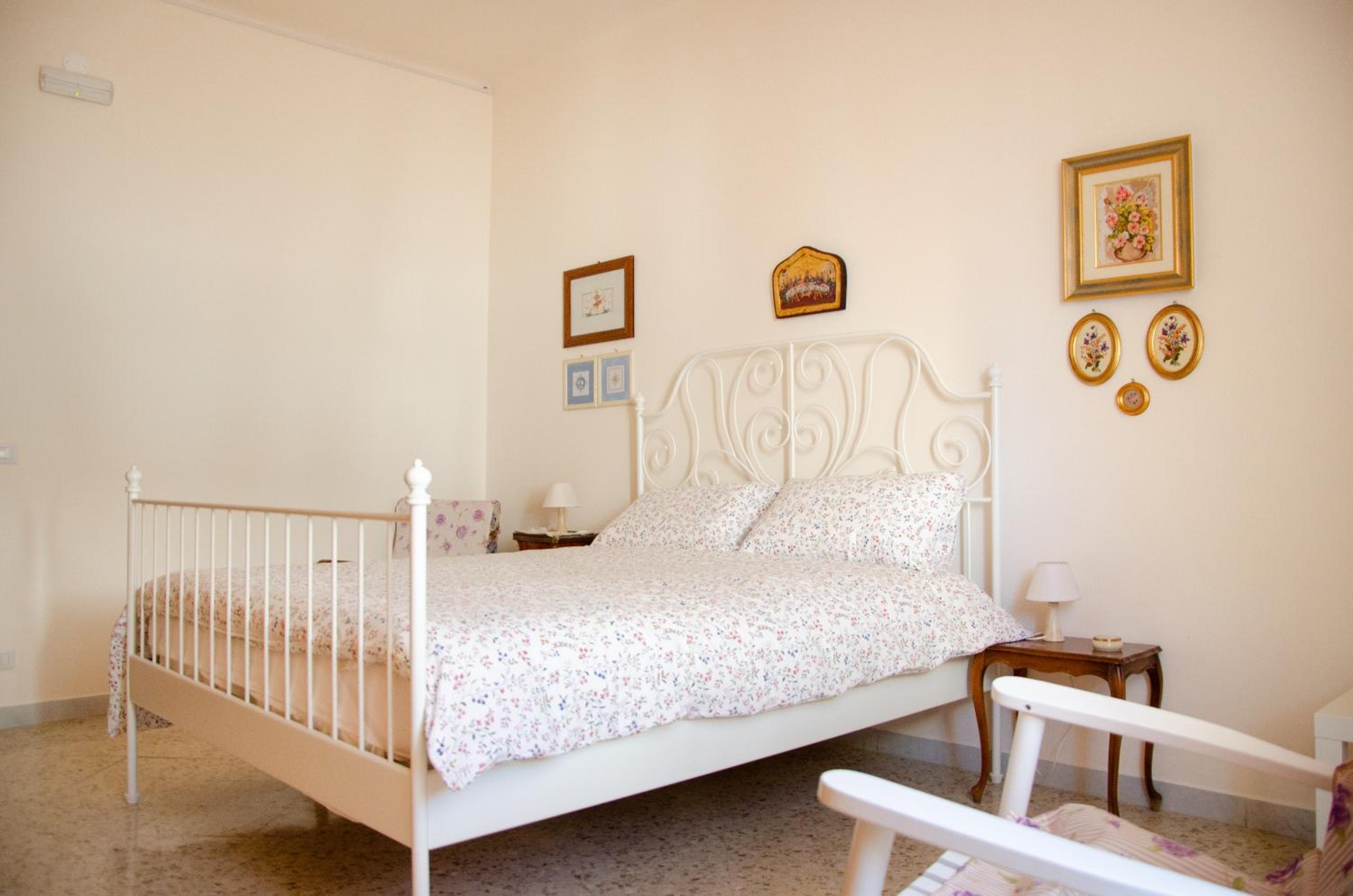 Double Room with Private External Bathroom photo 2