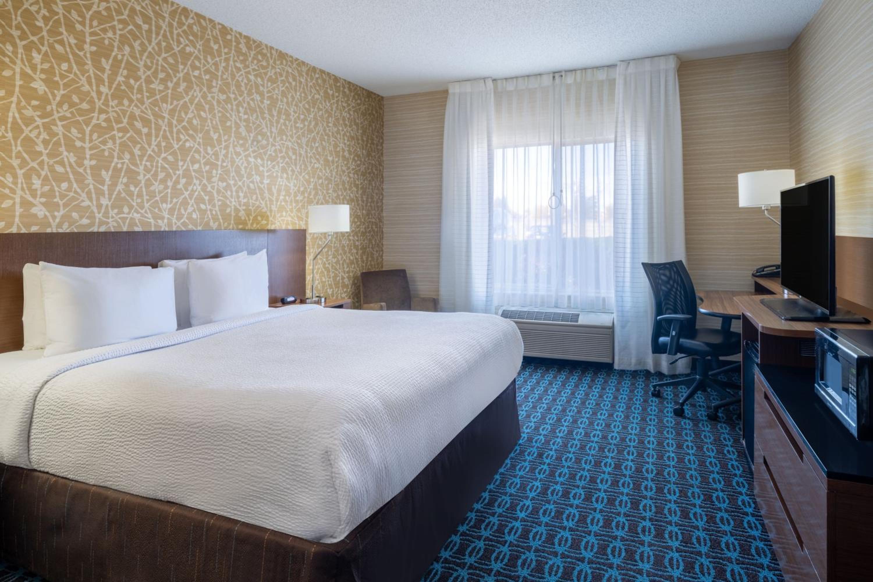 King Room with Roll-In Shower - Mobility Accessible
