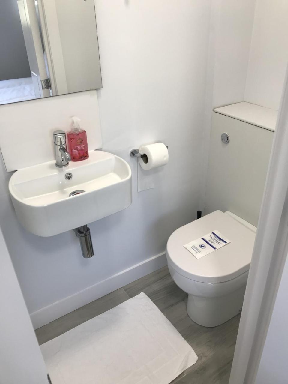 Small Double Room - No Shower photo 2