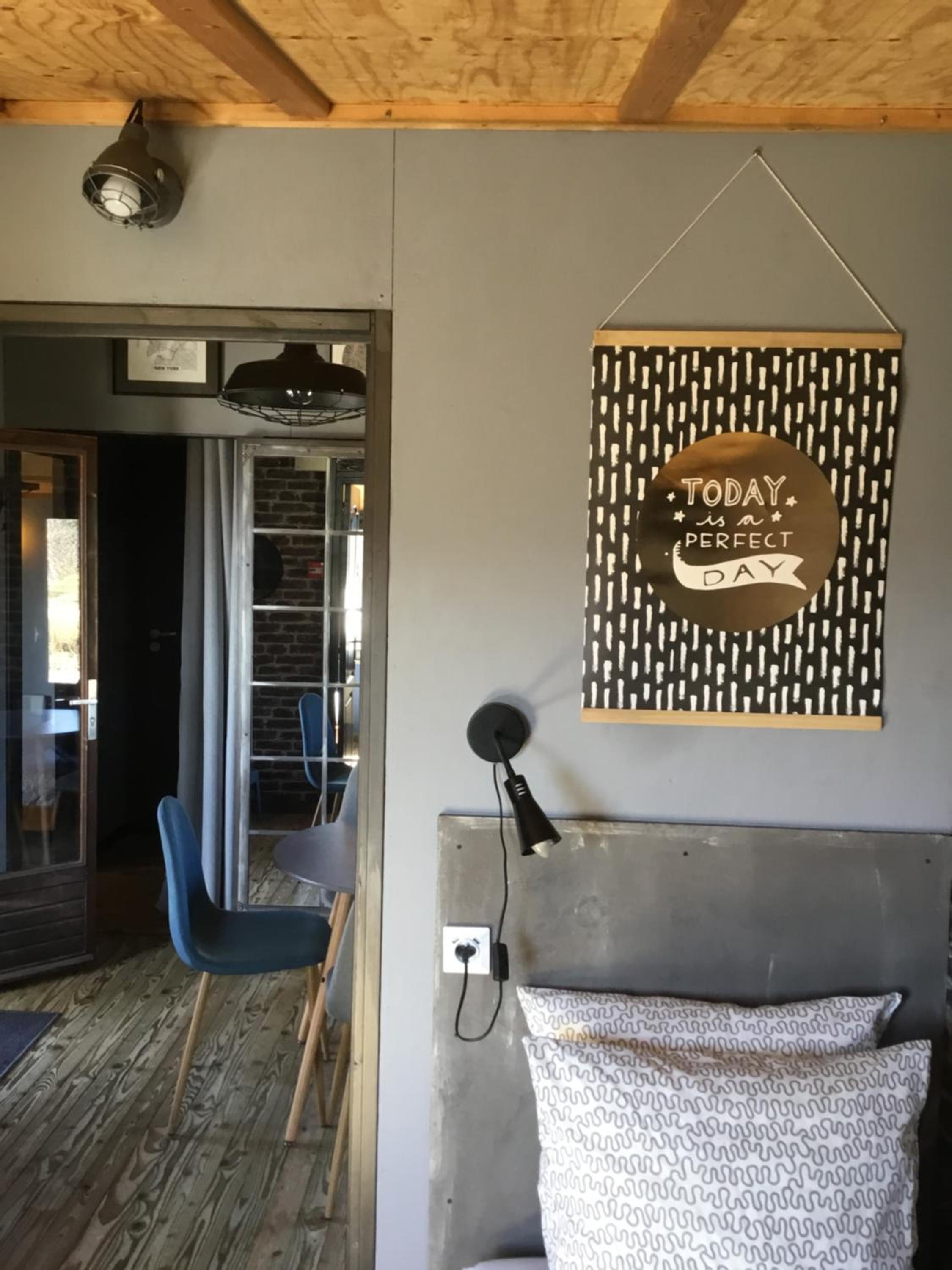 Family Room with Shared Bathroom photo 2