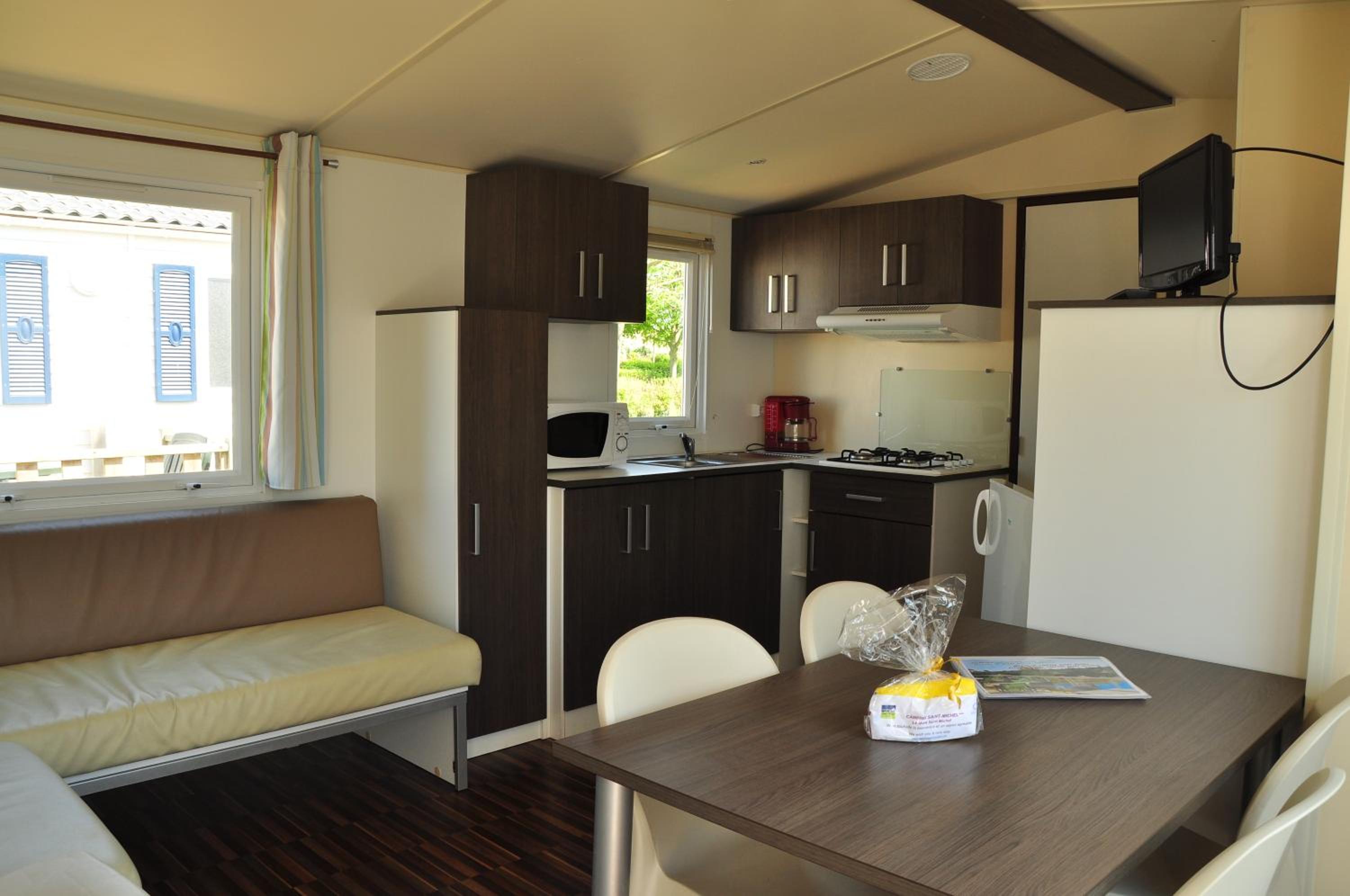 Mobile Home - Photo 2