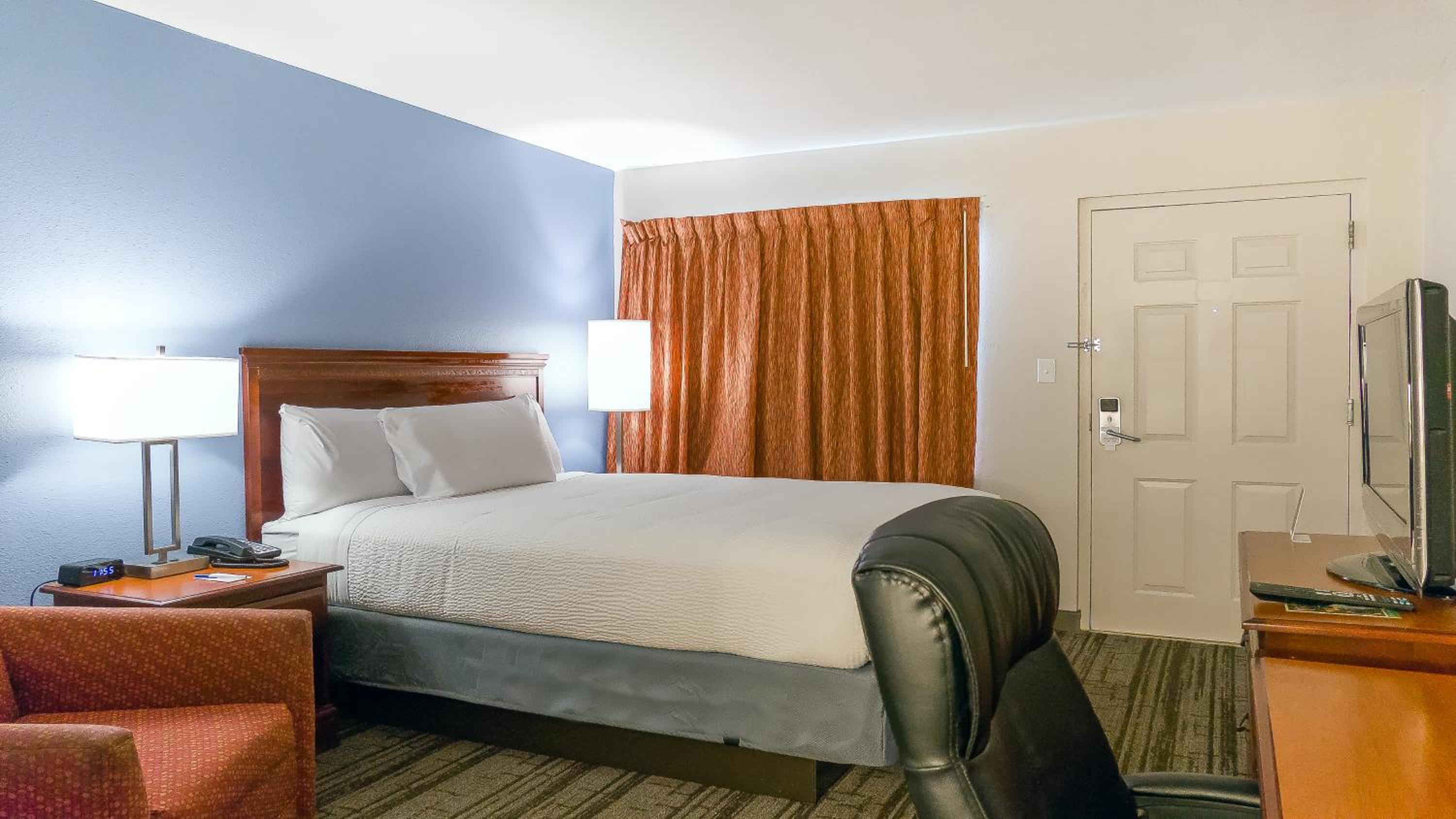 Standard Queen Room - Photo 8