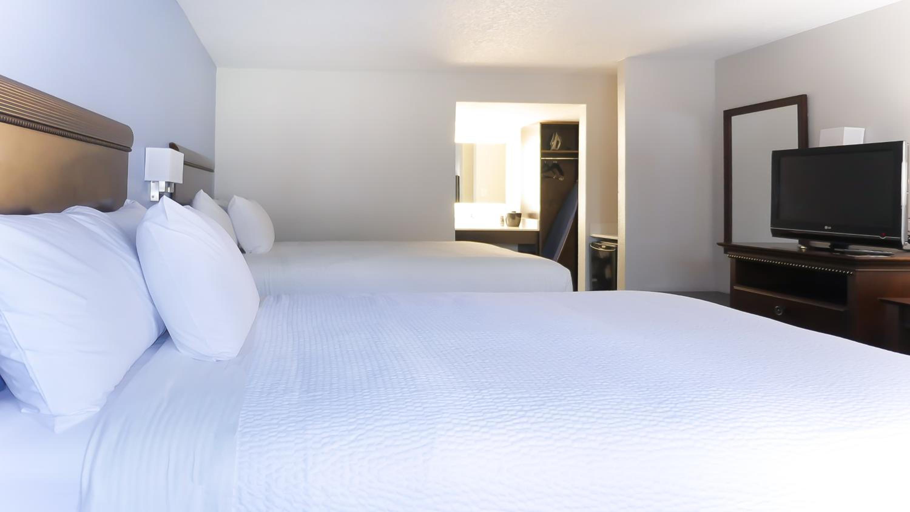 Deluxe Queen Room with Two Queen Beds - Non-Smoking - Photo 3