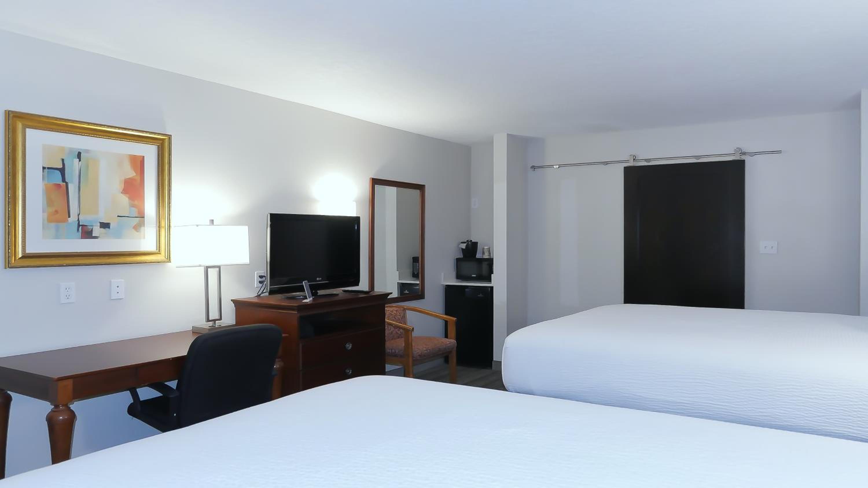 Deluxe Queen Room with Two Queen Beds - Disability Access/Non-Smoking - Photo 2