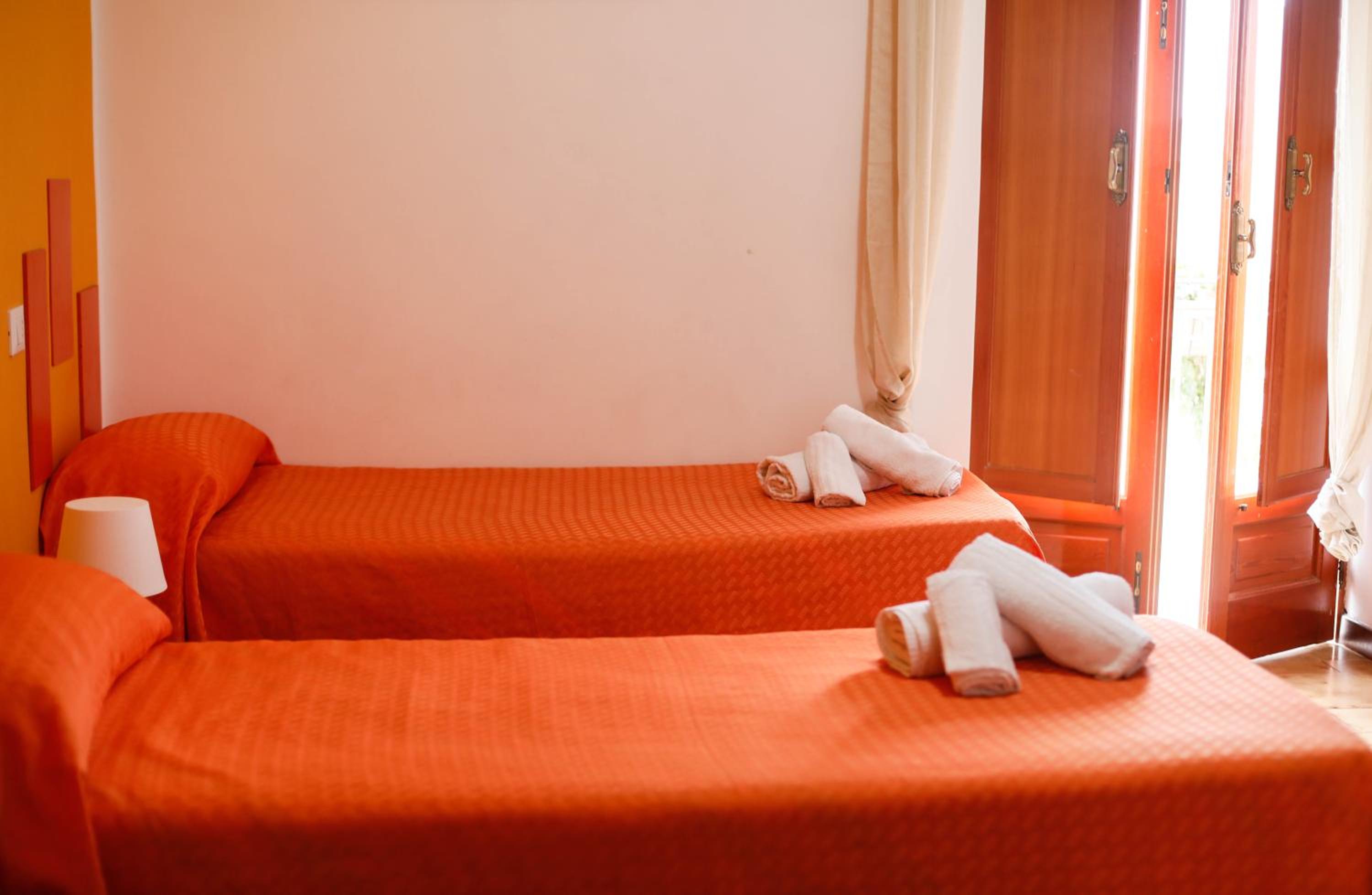 Twin Room with Private Bathroom - Photo 1