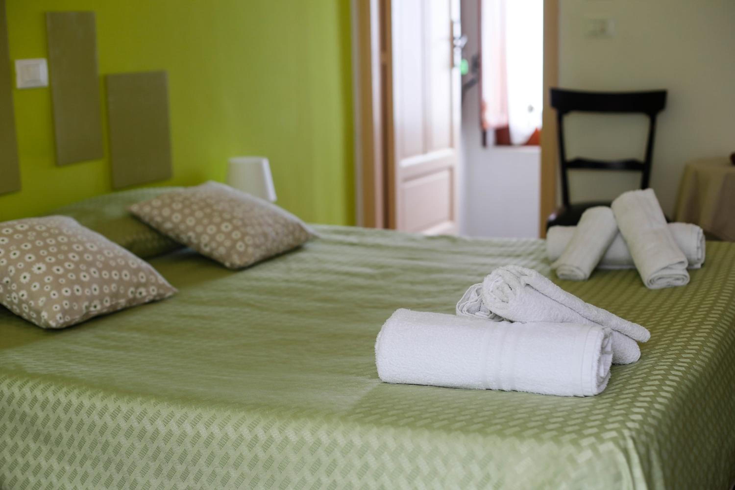 Triple Room with Private Bathroom - Photo 10