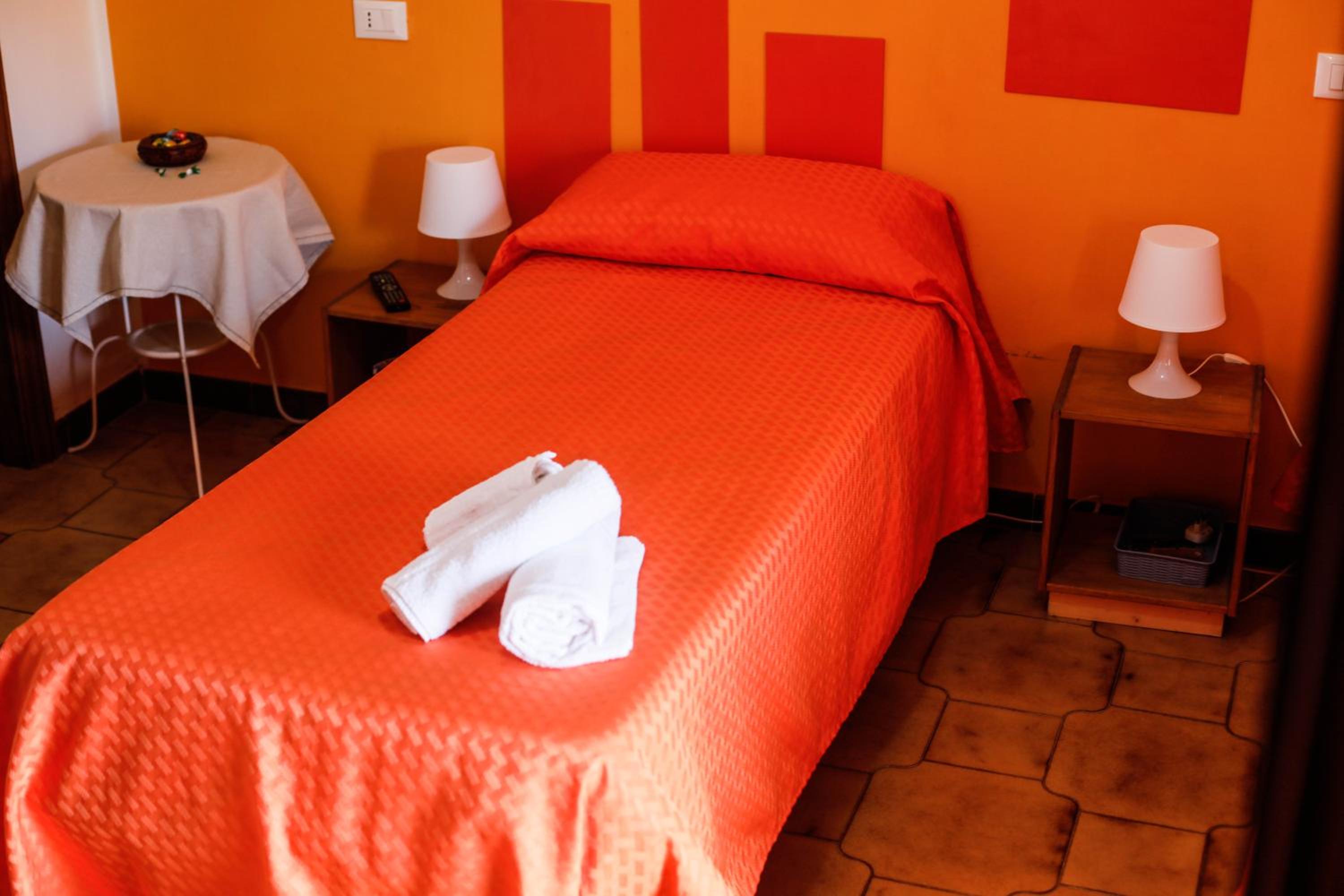 Twin Room with Private Bathroom - Photo 2