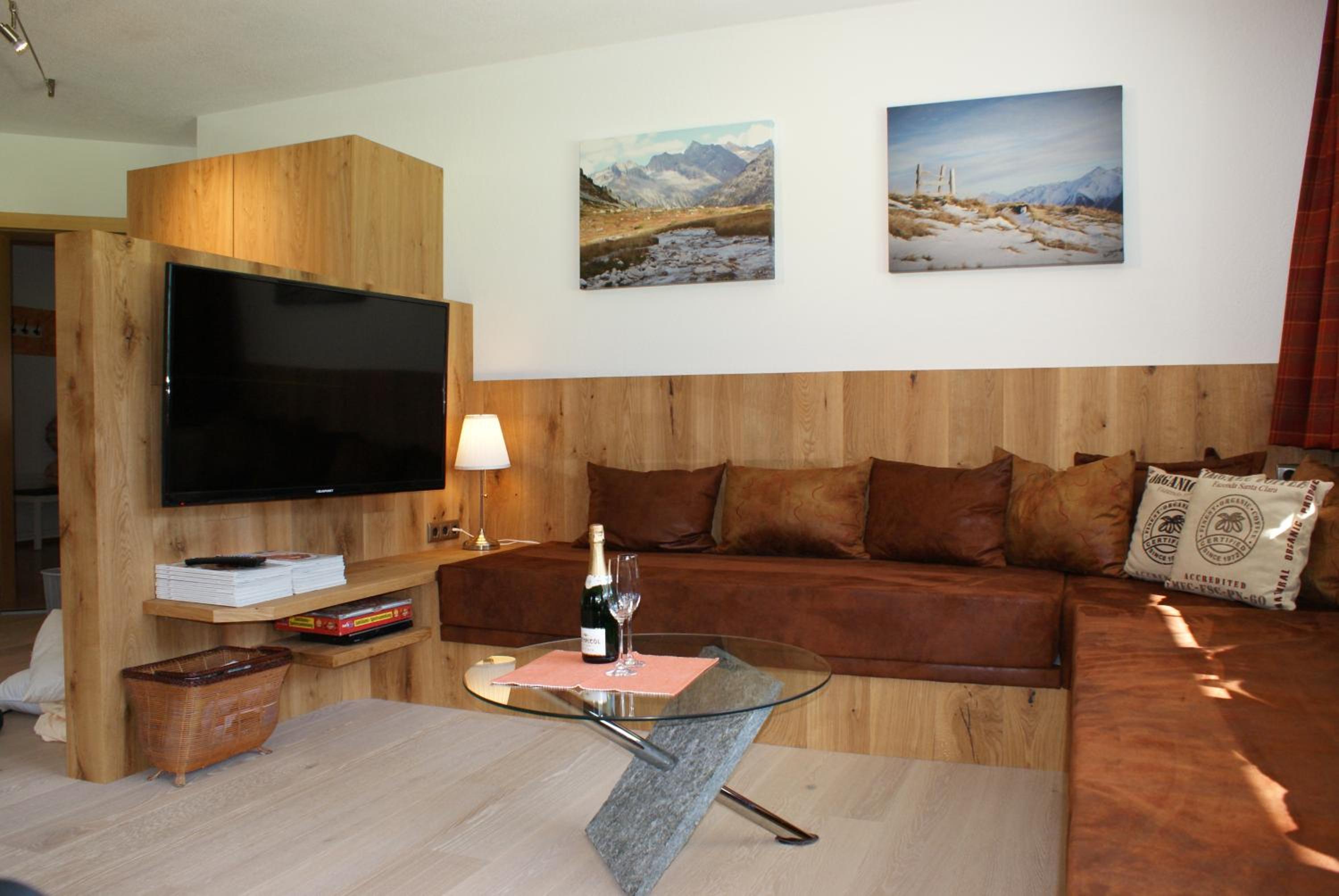 Three-Bedroom Apartment photo 3
