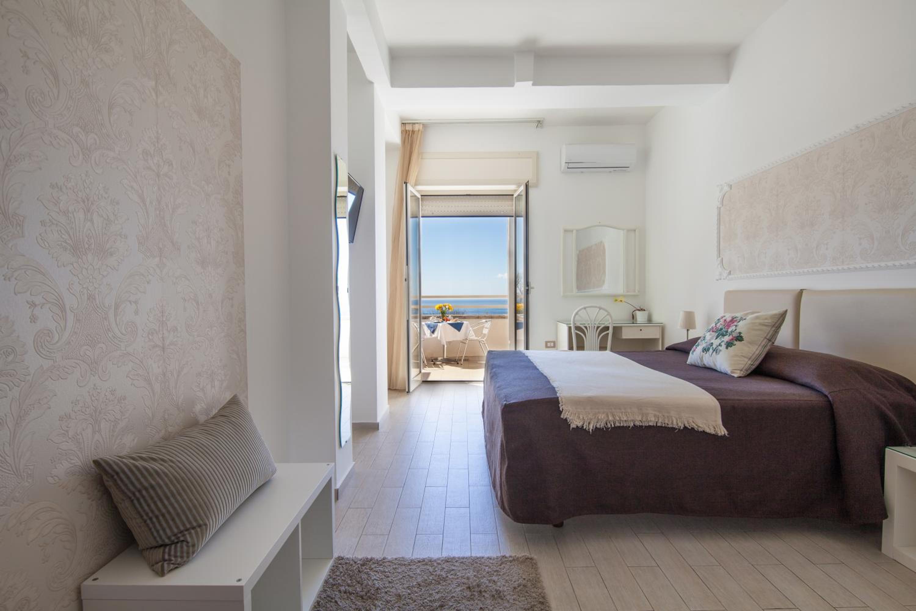 Double Room with Sea View - Photo 5