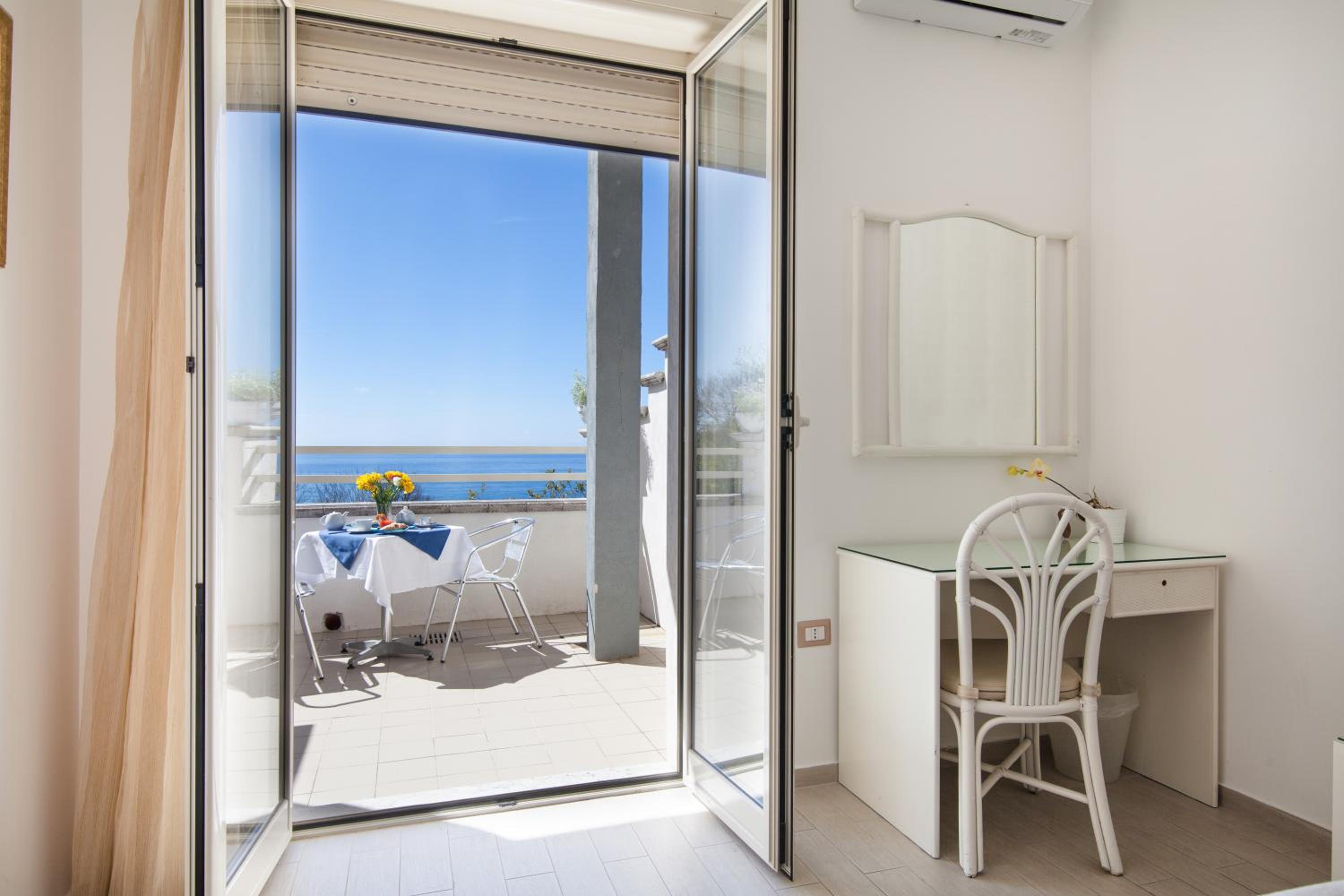 Double Room with Sea View - Photo 2