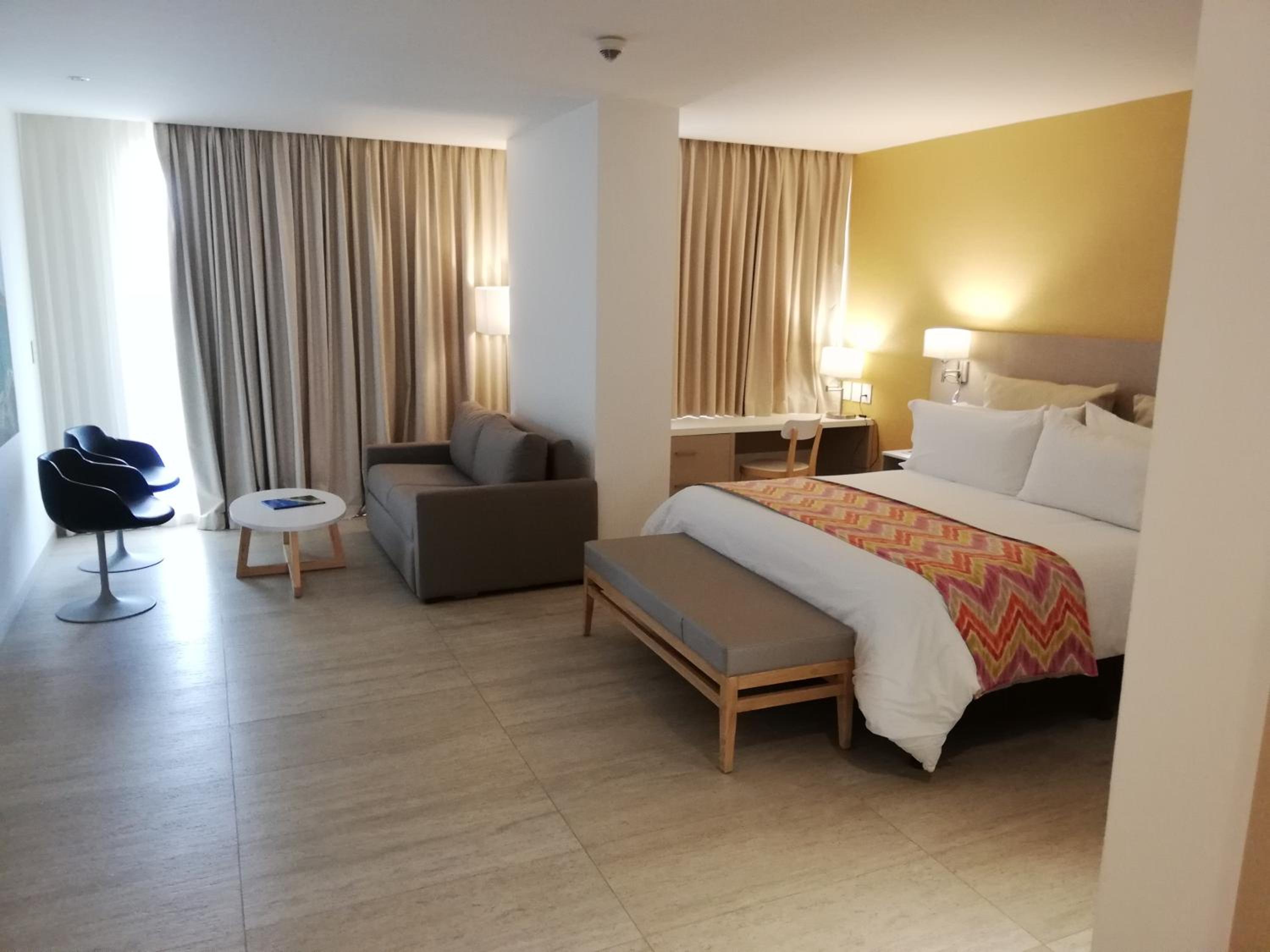 Deluxe Queen Room with Sofa Bed photo 3