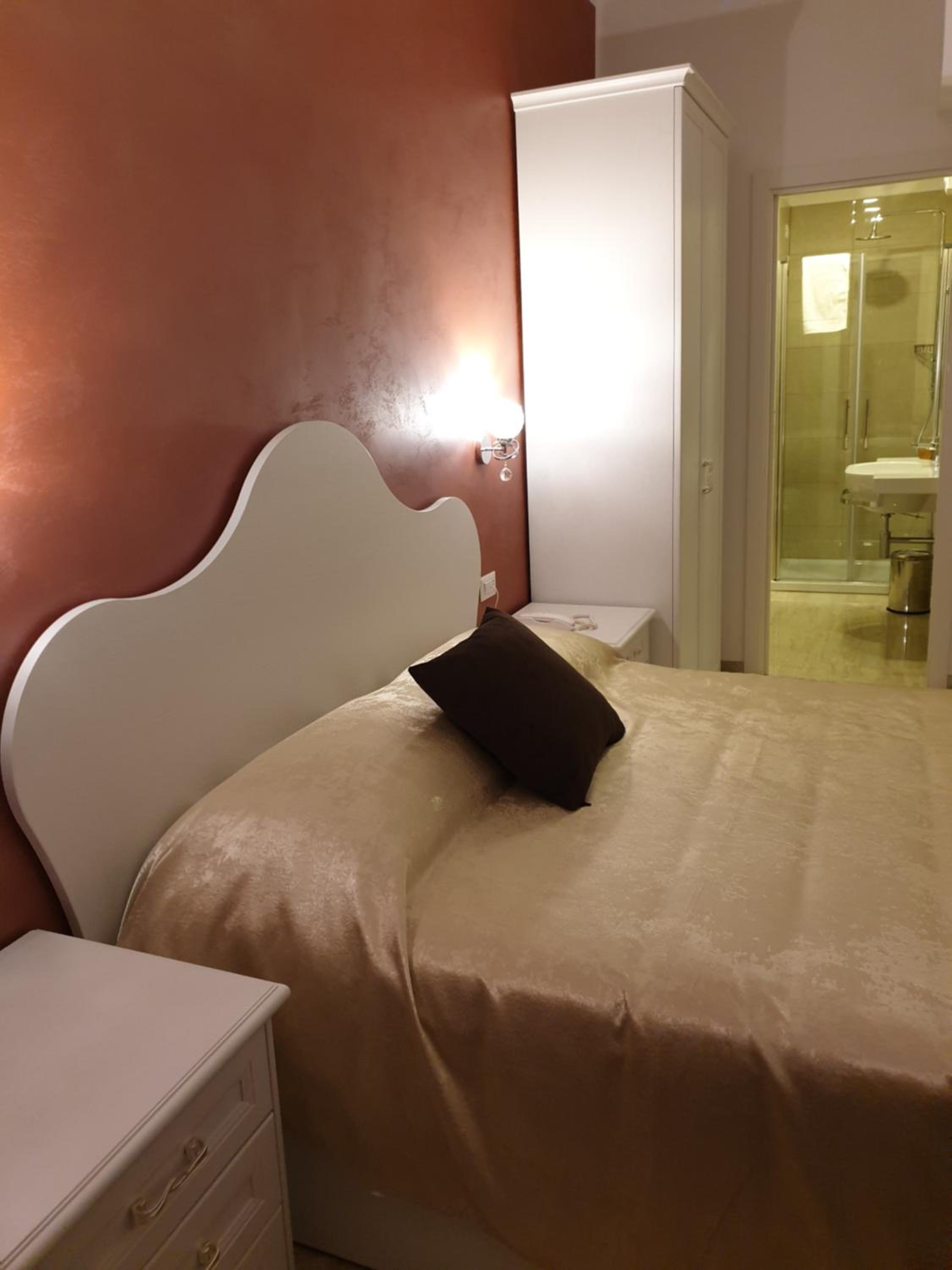 Deluxe Room - Photo 4