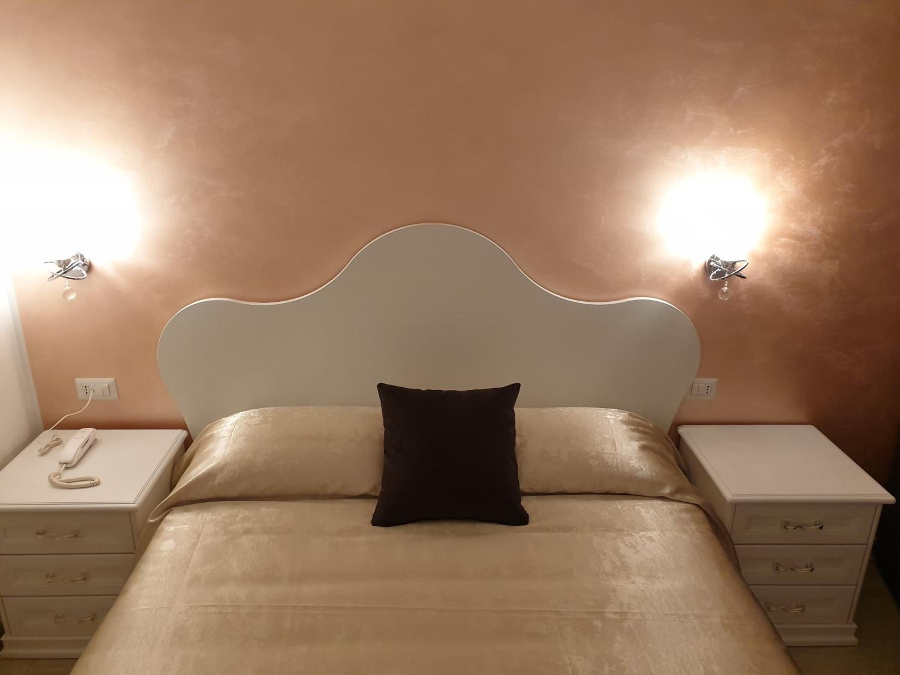 Deluxe Room - Photo 5