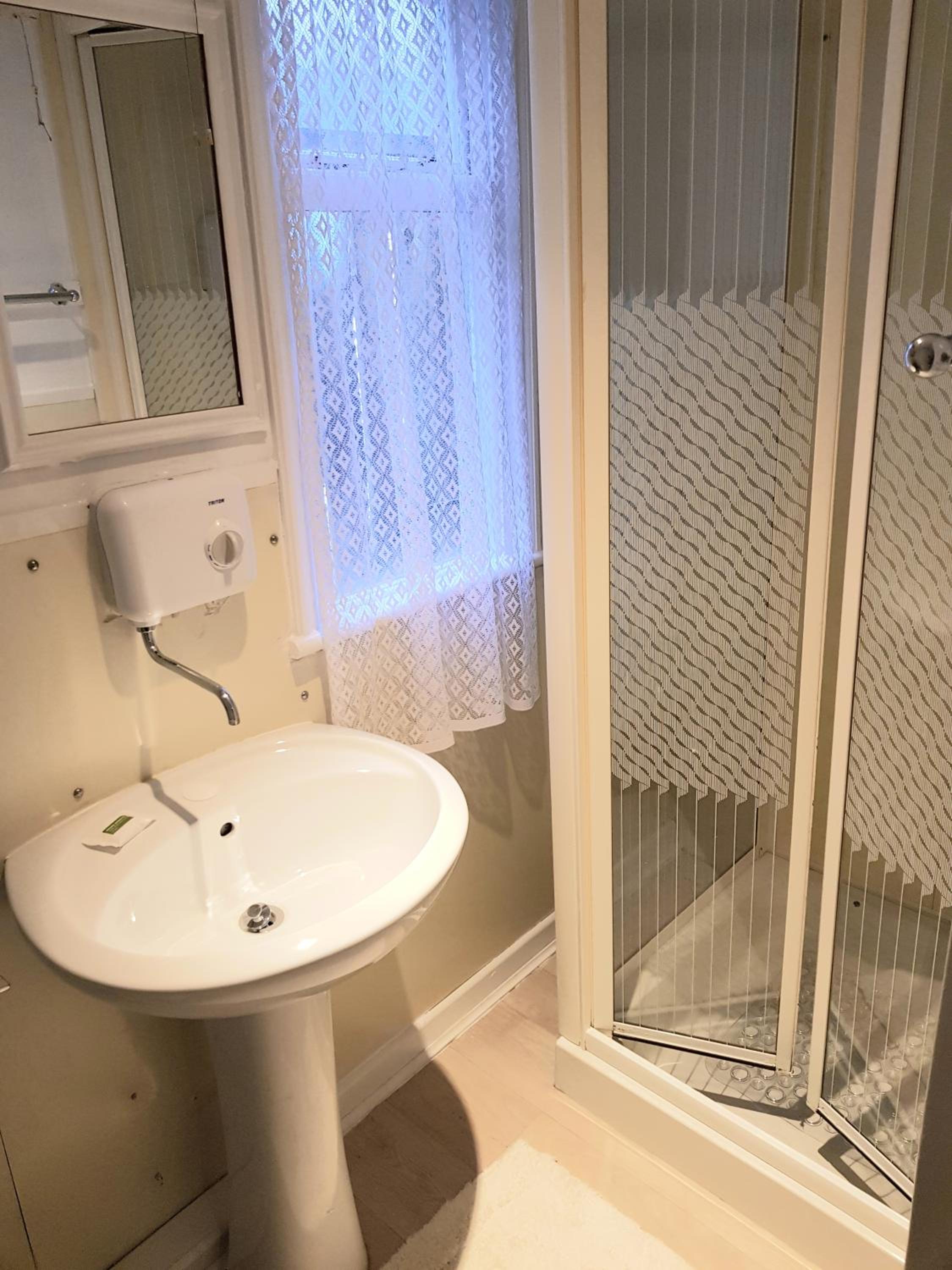 Small Double Room with Shower  - Photo 3