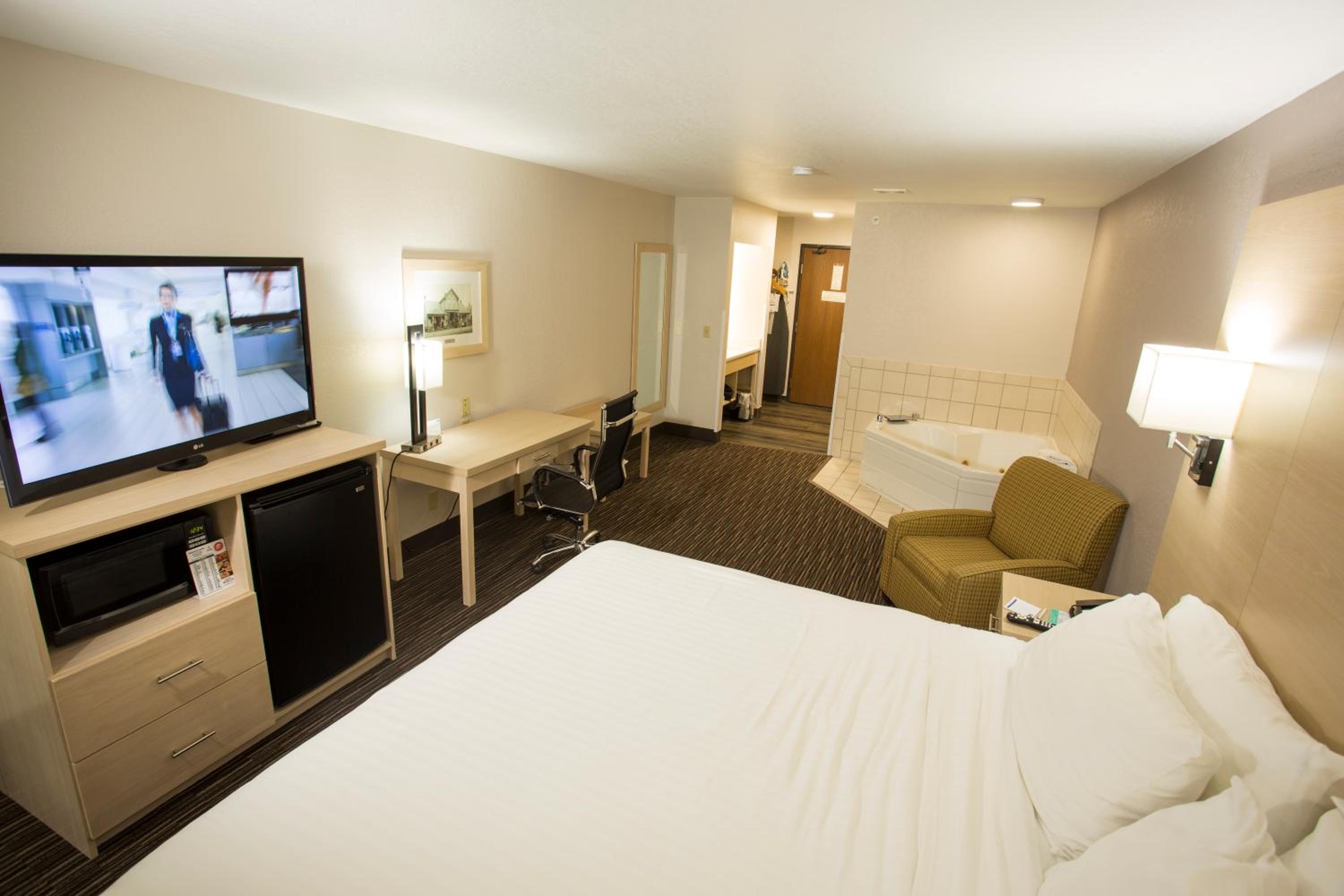 Queen Room with Two Queen Beds and Bath Tub - Disability Access/Non-Smoking  photo 2