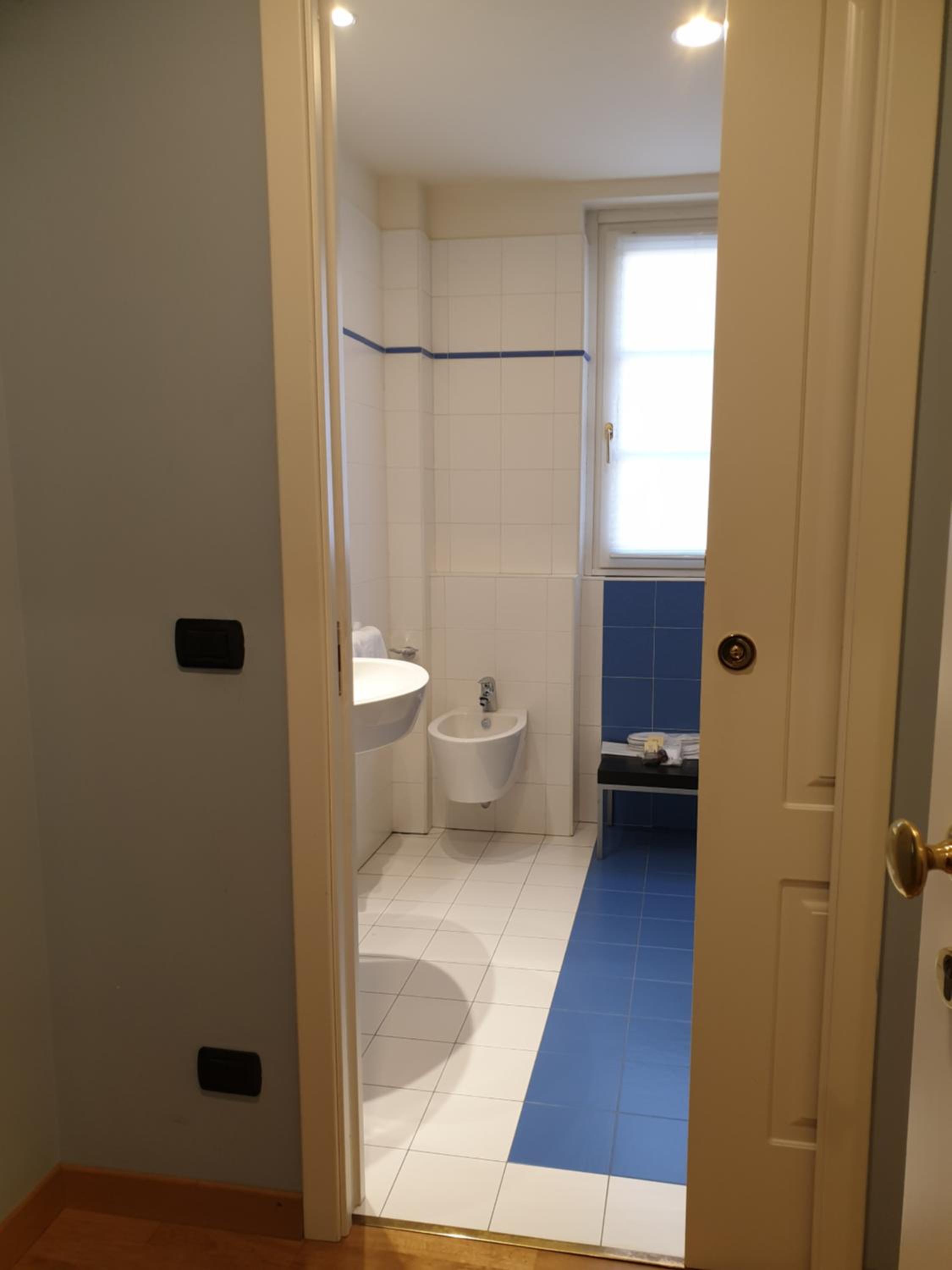 Junior Suite with Partial Lake View photo 2