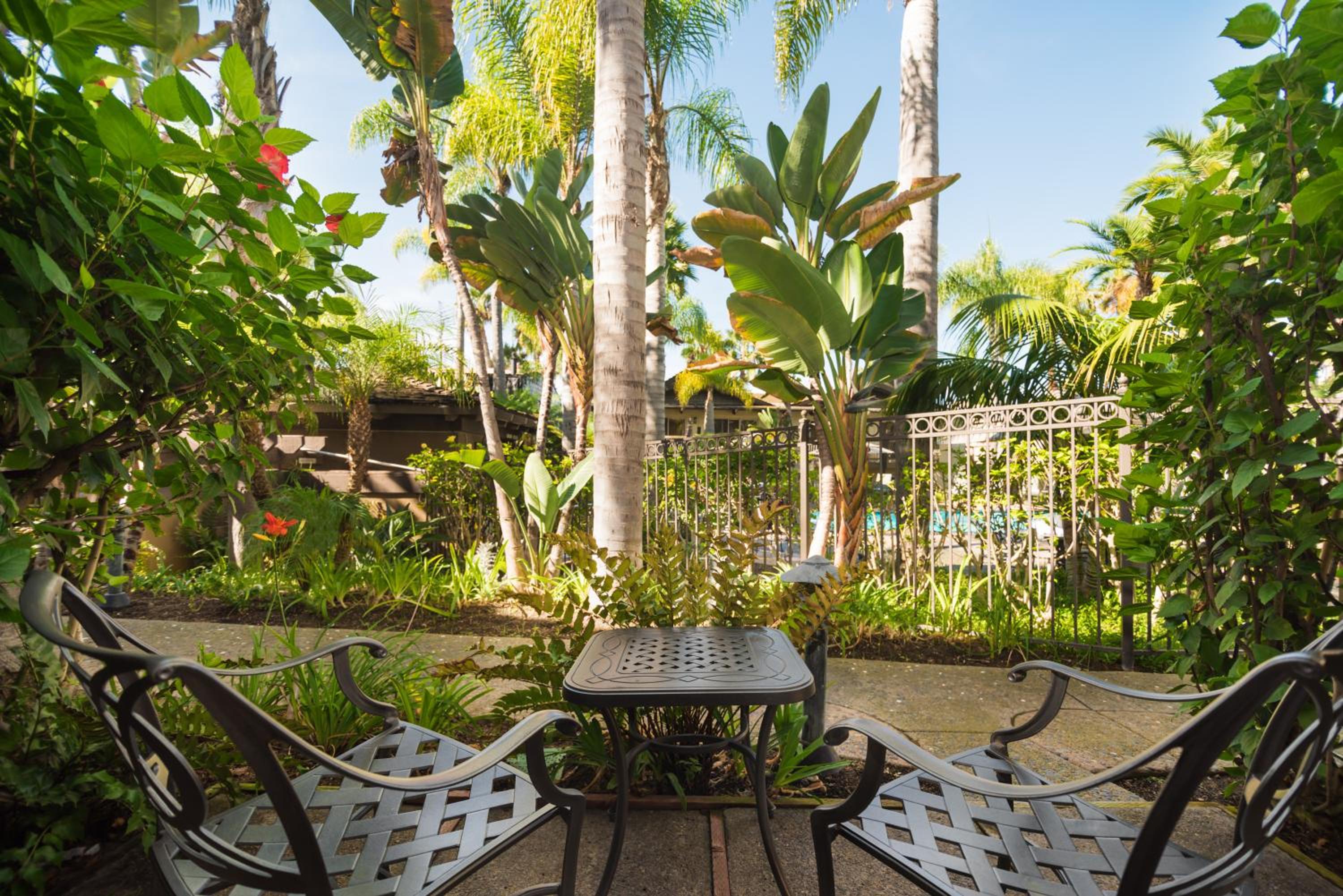 Oversize Garden View Suite - Photo 2