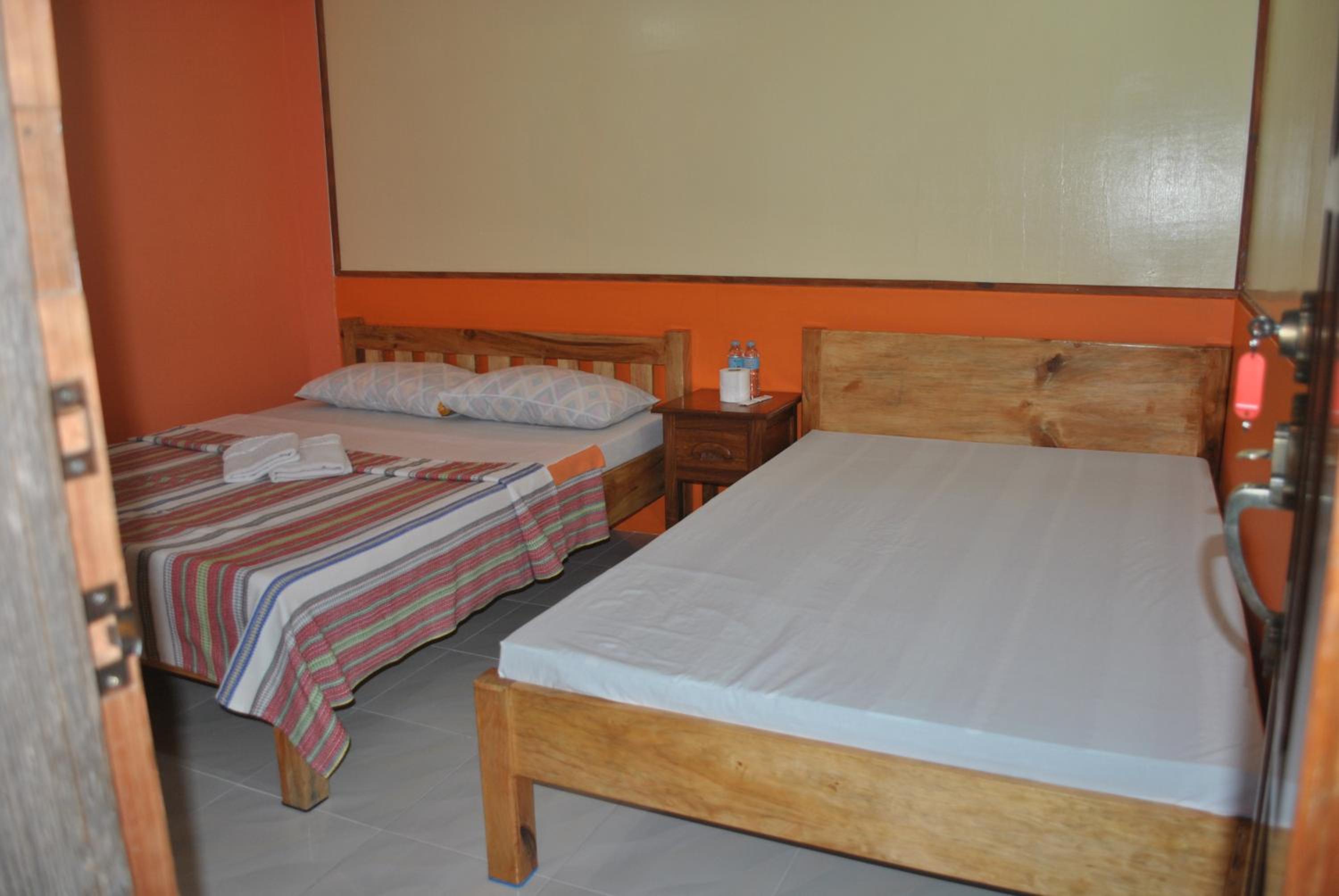 Double or Twin Room with Bathroom - Photo 2