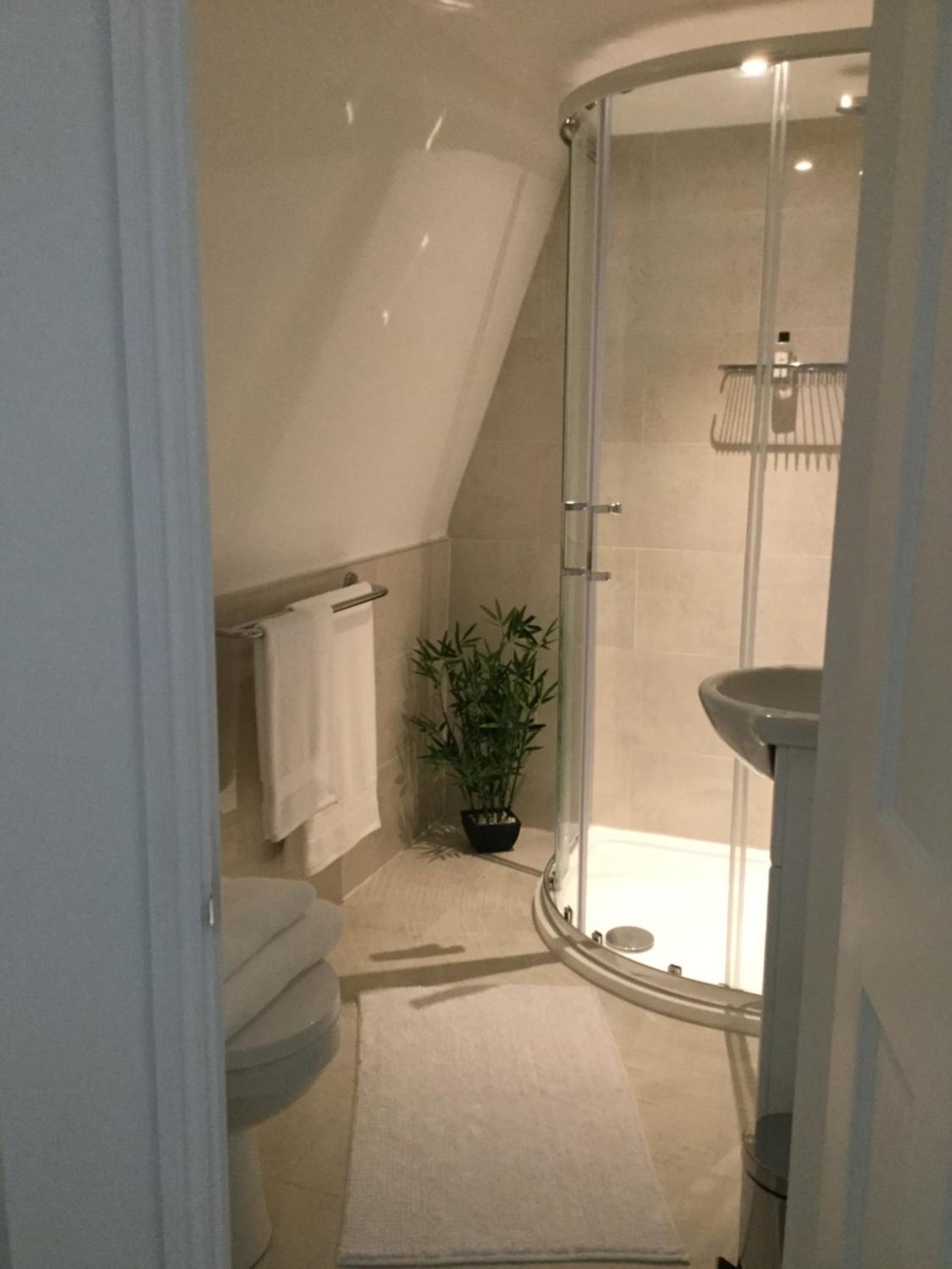 Double or Twin Room with Bathroom - Photo 9