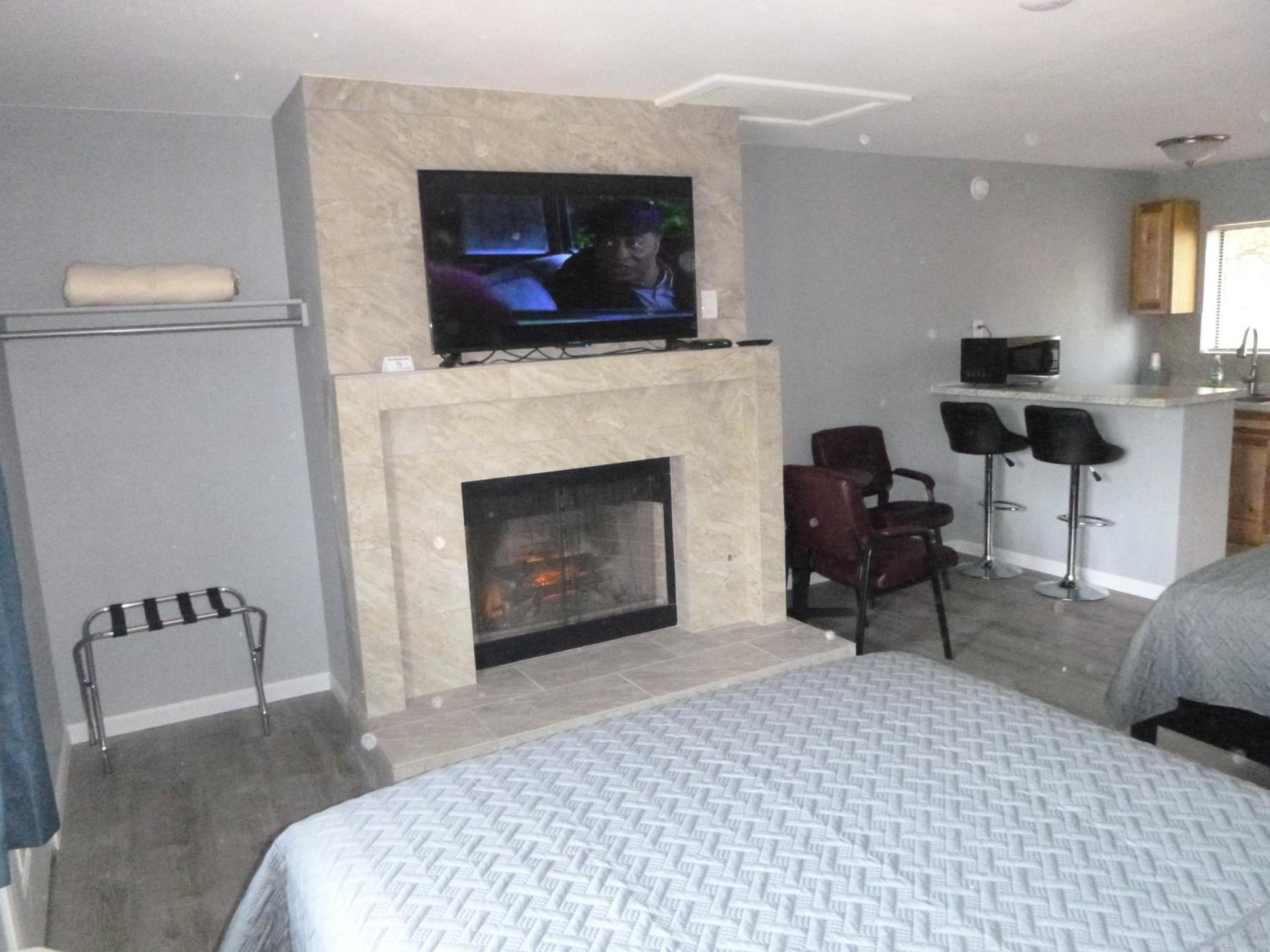 Deluxe Queen Room with Two Queen Beds photo 3