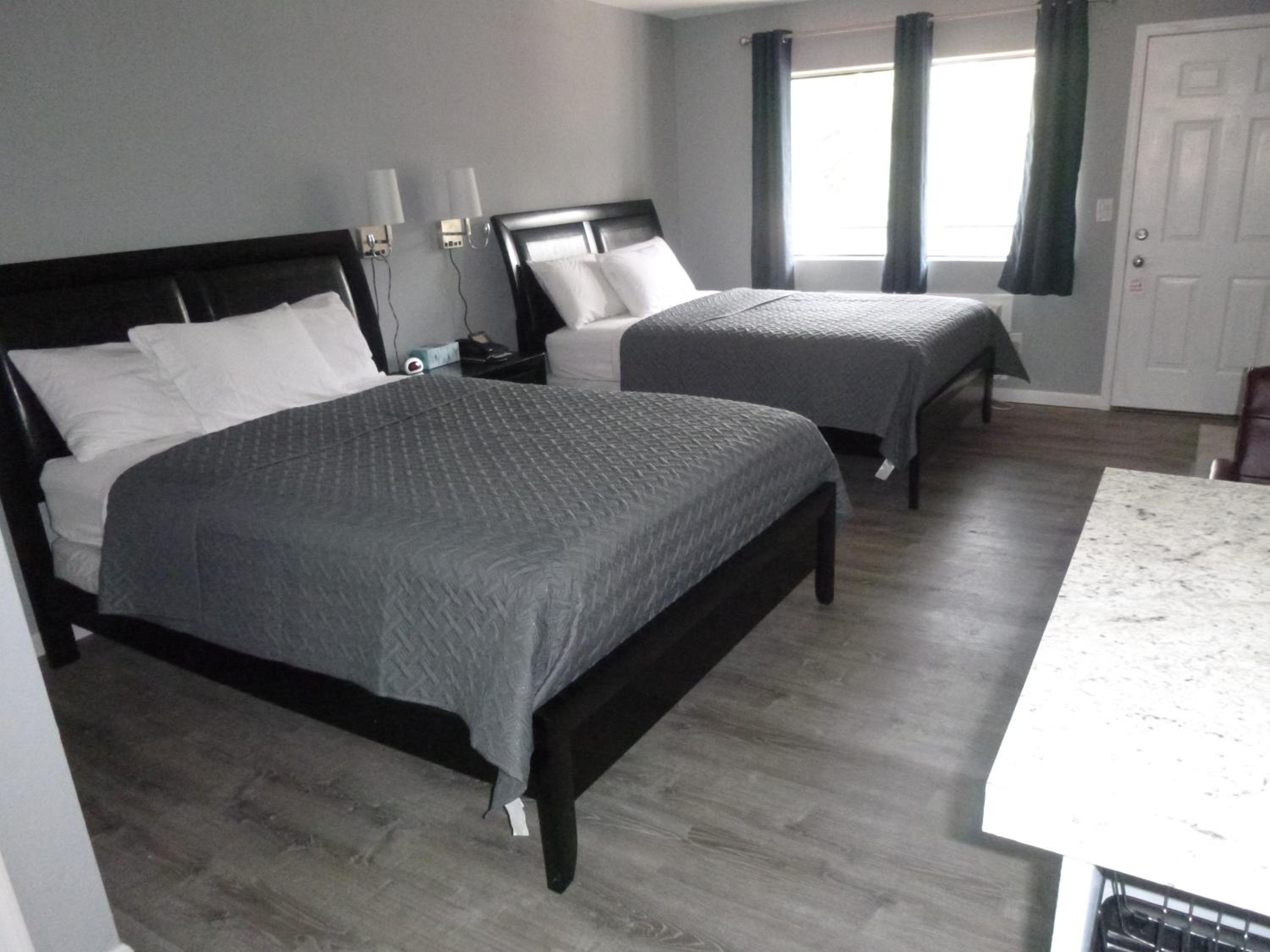 Deluxe Queen Room with Two Queen Beds photo 2