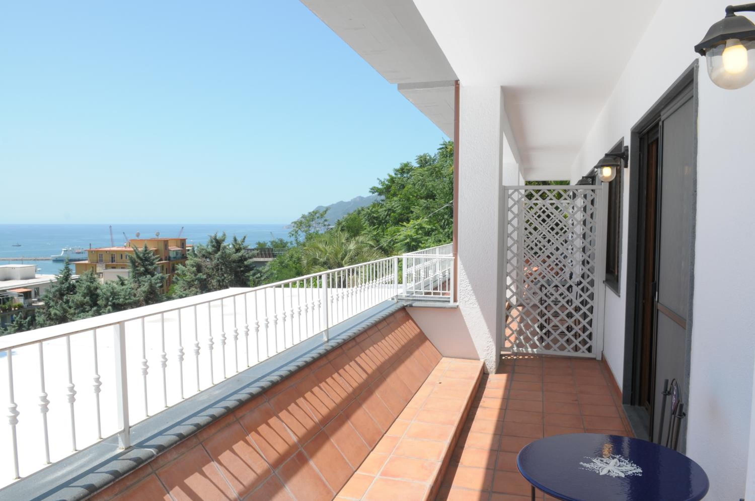 Double Room with Balcony and Sea View - Photo 4