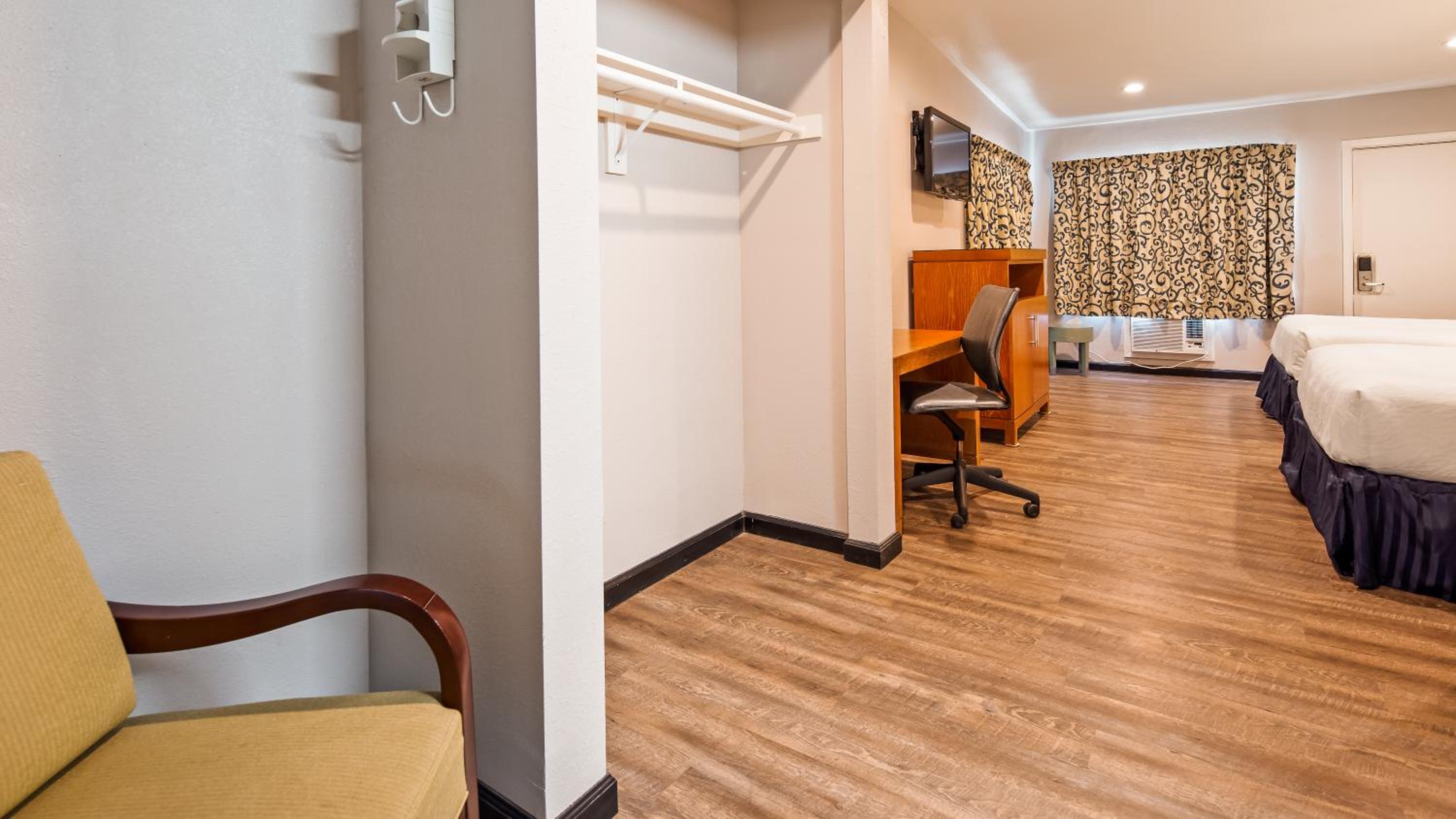 Queen Room with Two Queen Beds - Non-Smoking photo 3