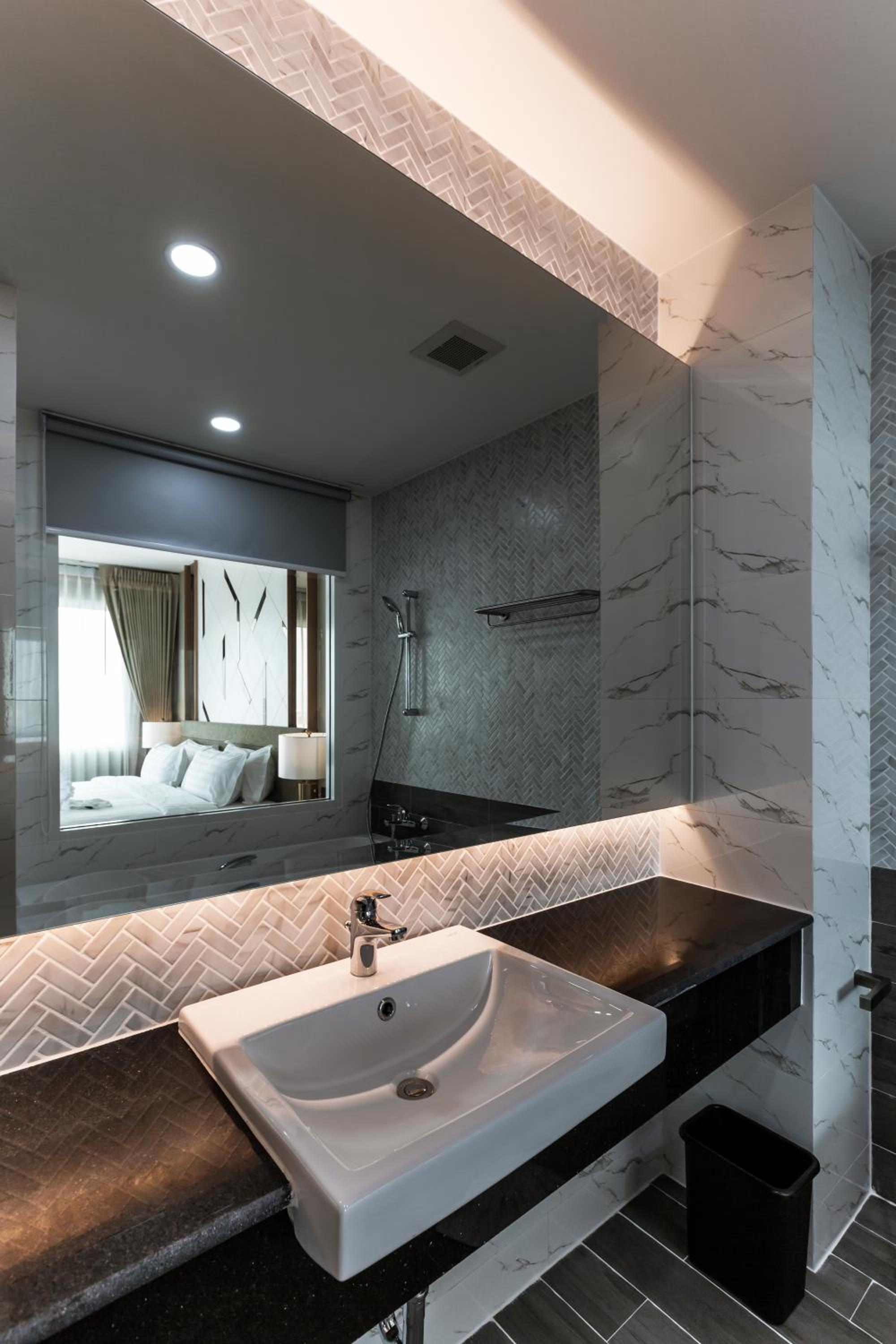 Grand Deluxe King with City View - Photo 8