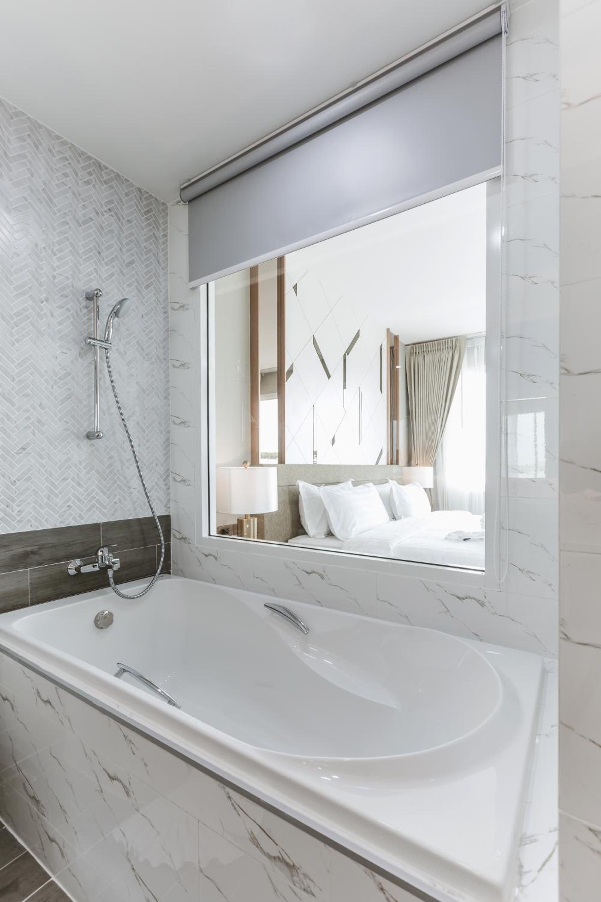 Grand Deluxe King with City View - Photo 7