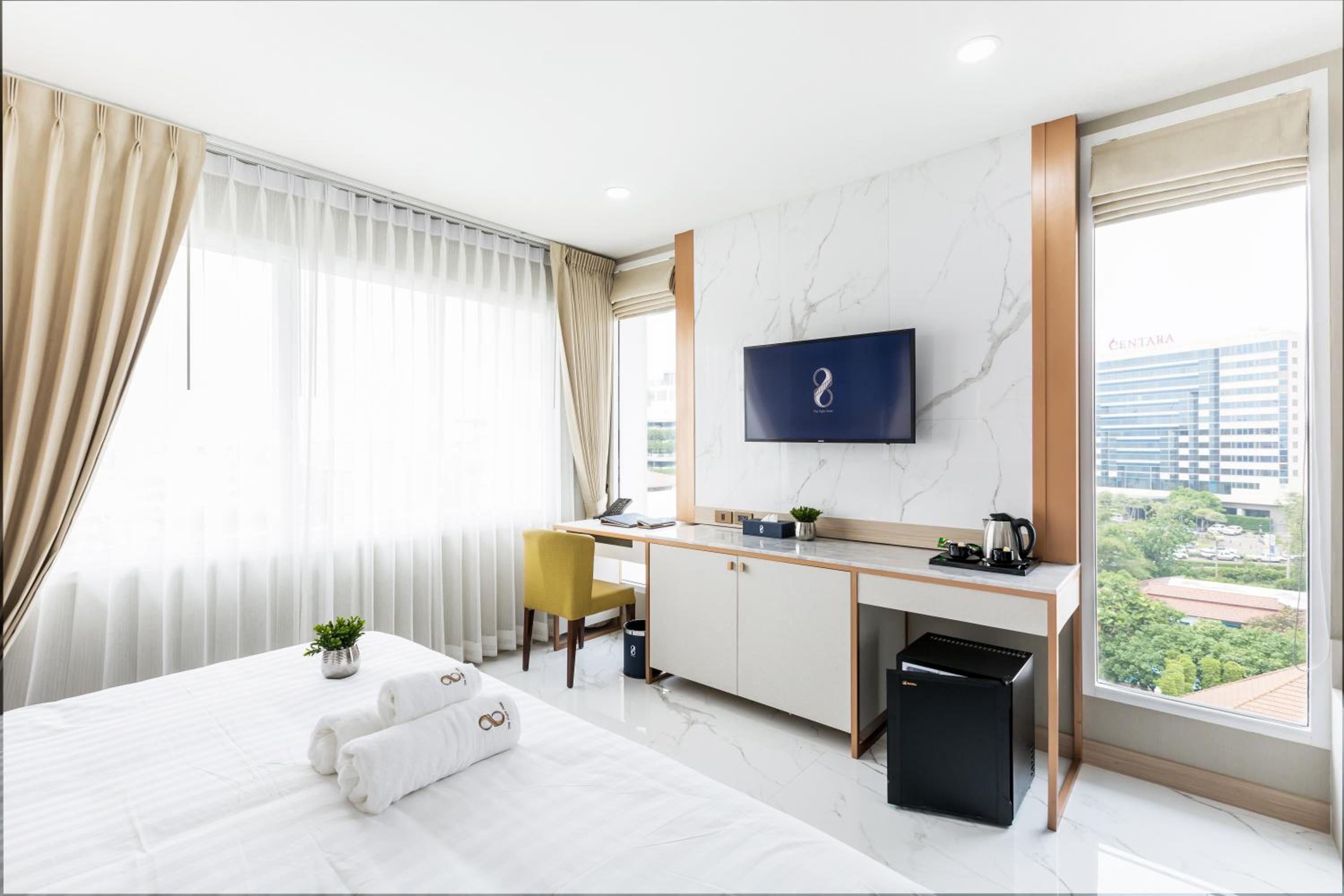 Grand Deluxe King with City View - Photo 4