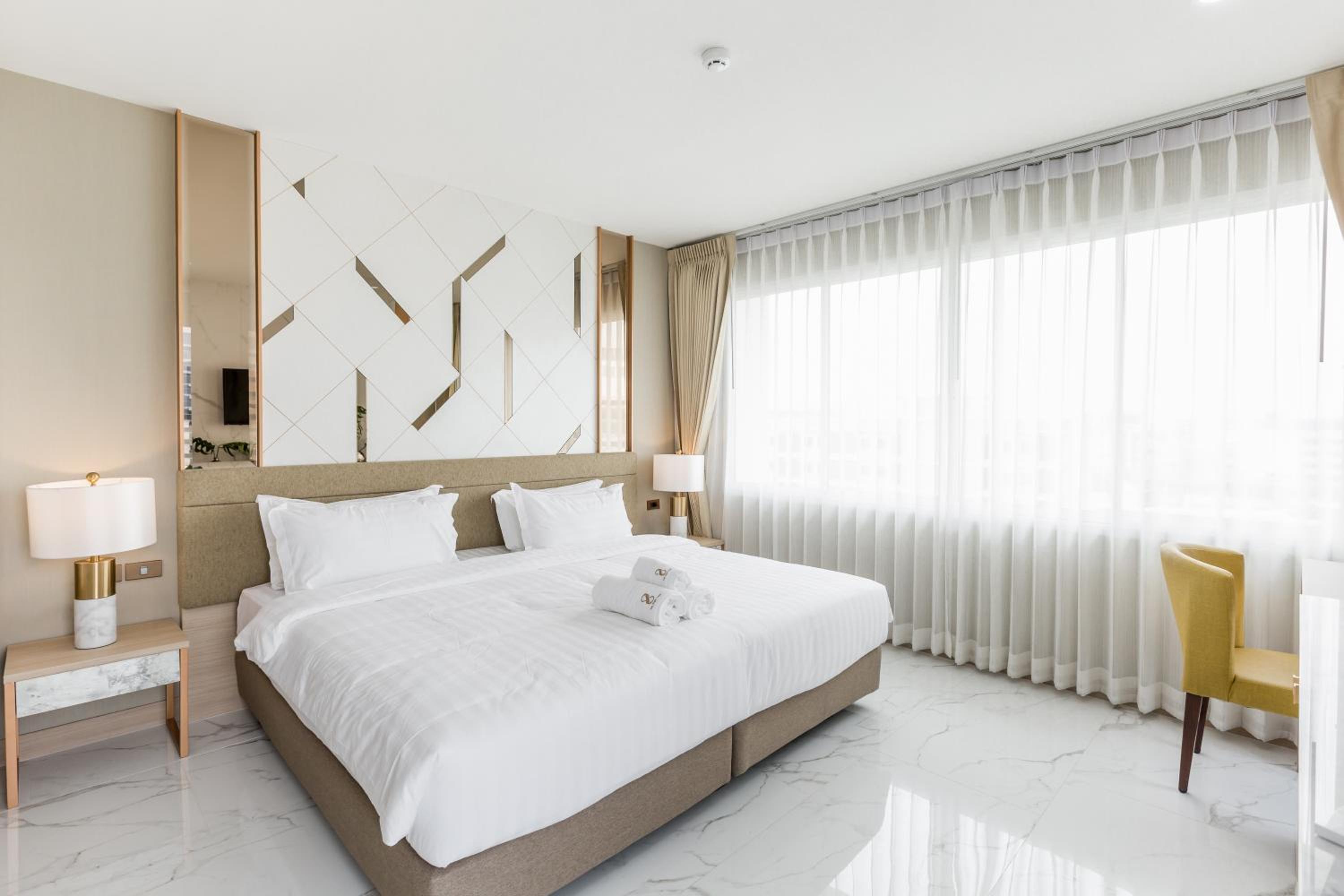 Grand Deluxe King with City View - Photo 3