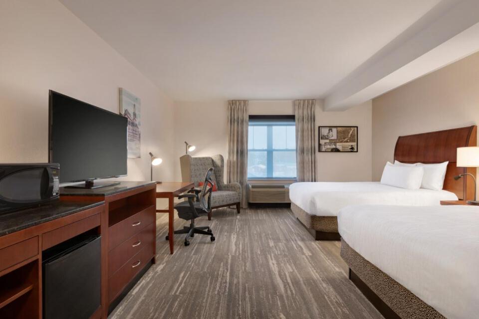 Premium Queen Room with Two Queen Beds photo 1