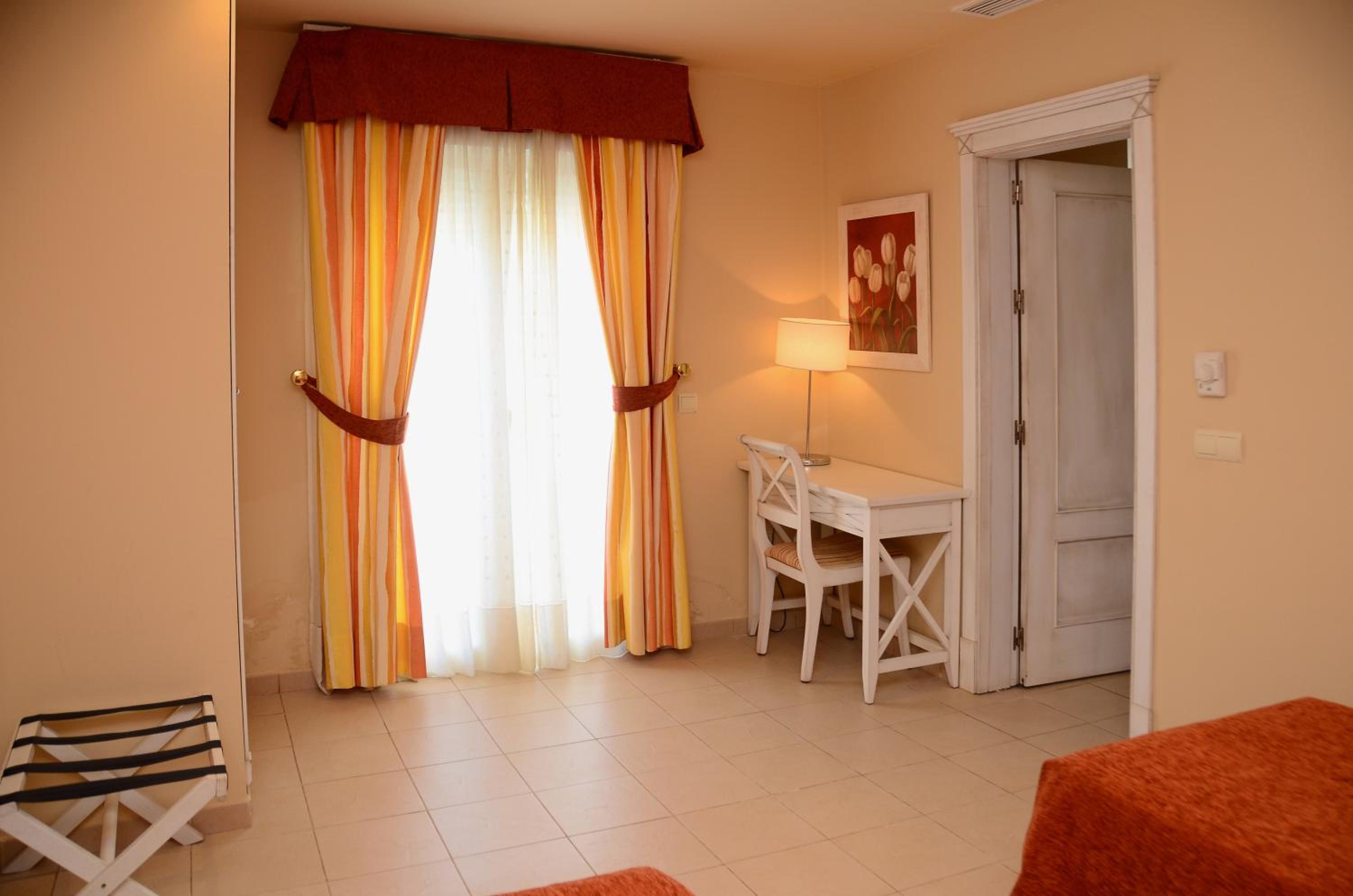 Two-Bedroom Apartment with Terrace (5 Adults) photo 3