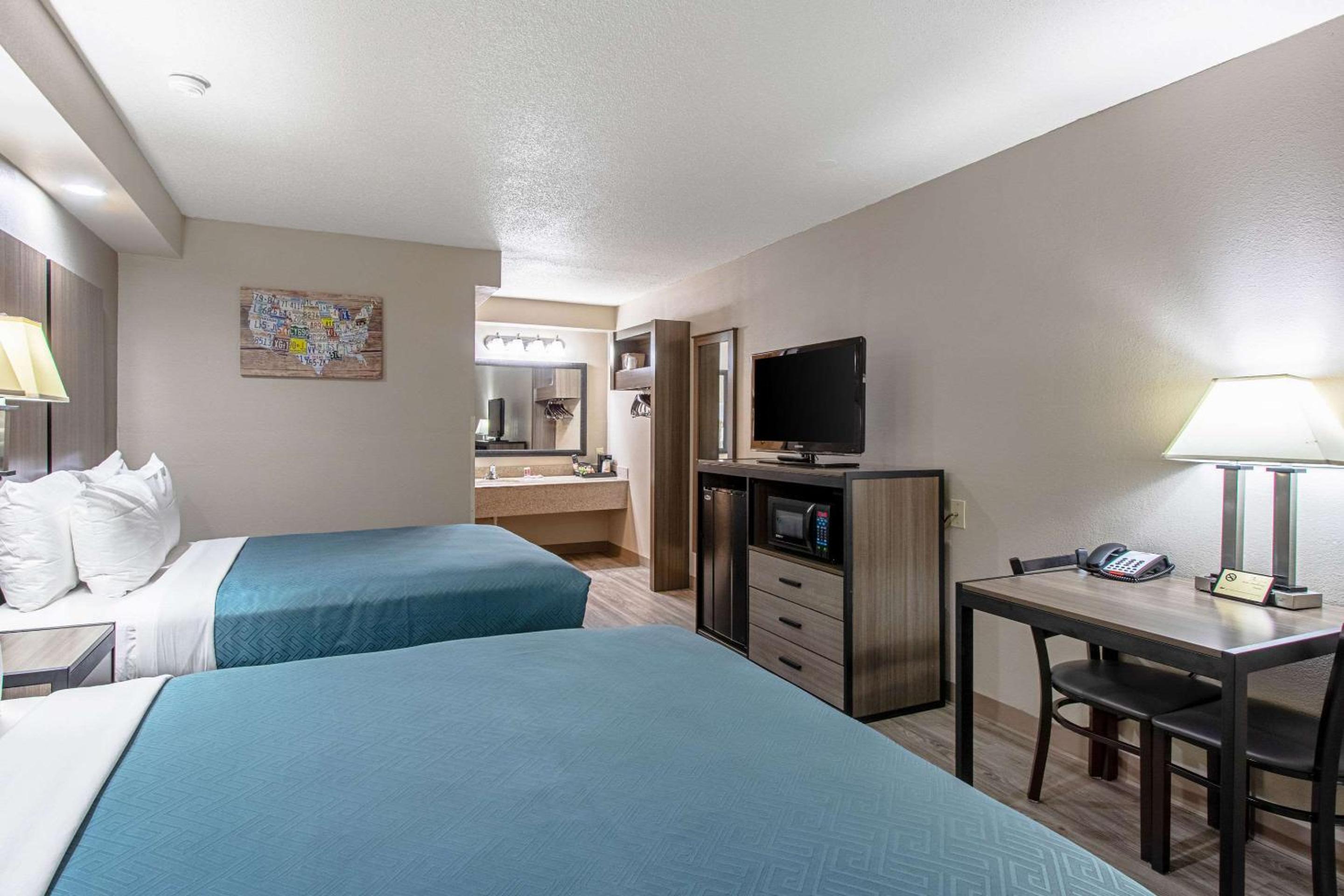 Queen Room with Two Queen Beds - Non-Smoking - Photo 1