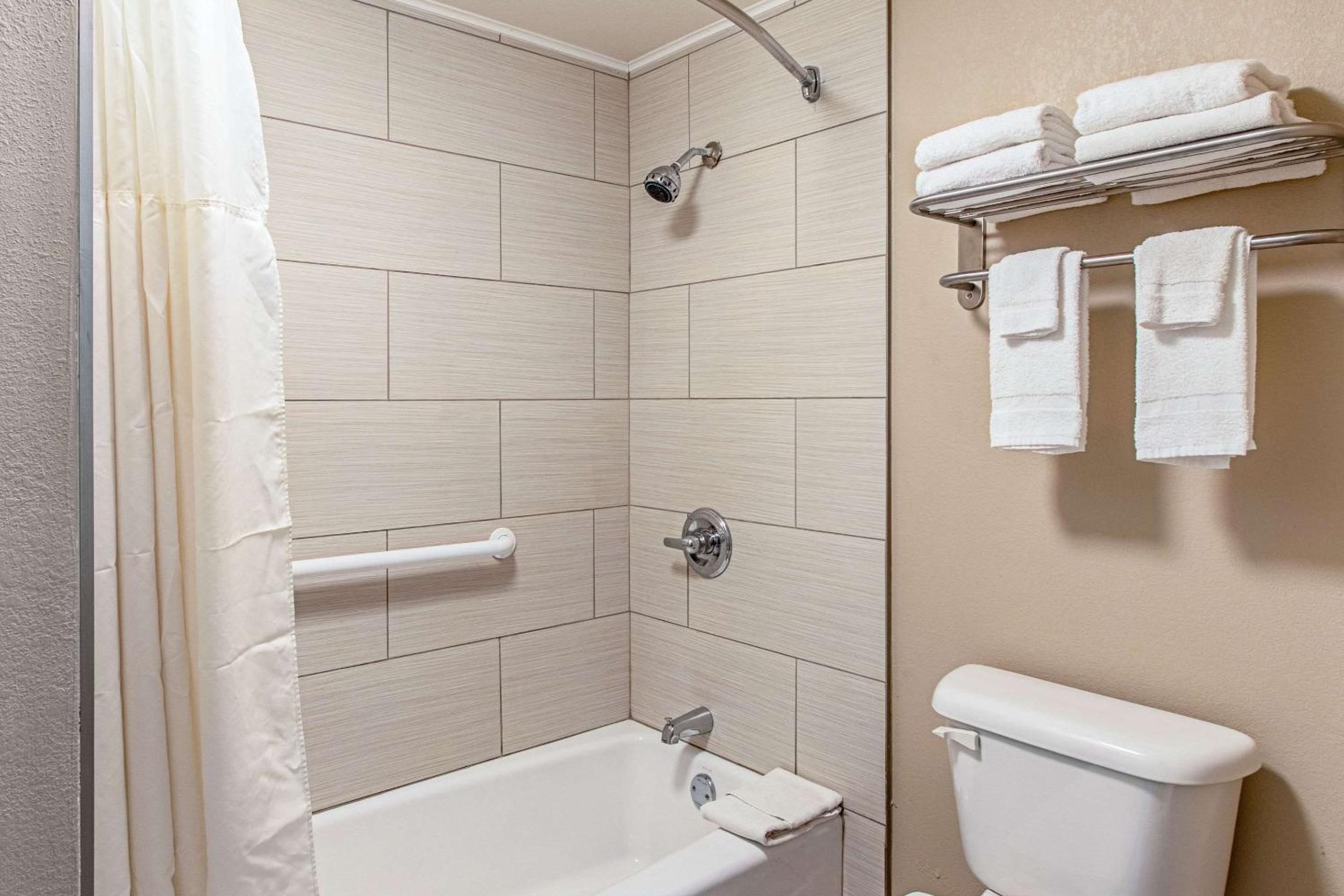 Queen Room with Two Queen Beds - Non-Smoking - Photo 4