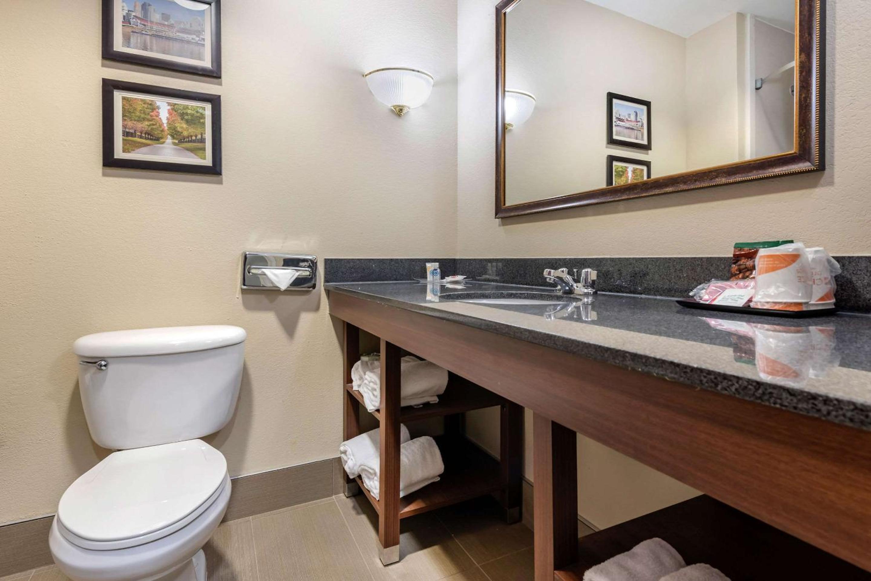 Queen Suite With Two Queen Beds - Non-Smoking - Photo 6