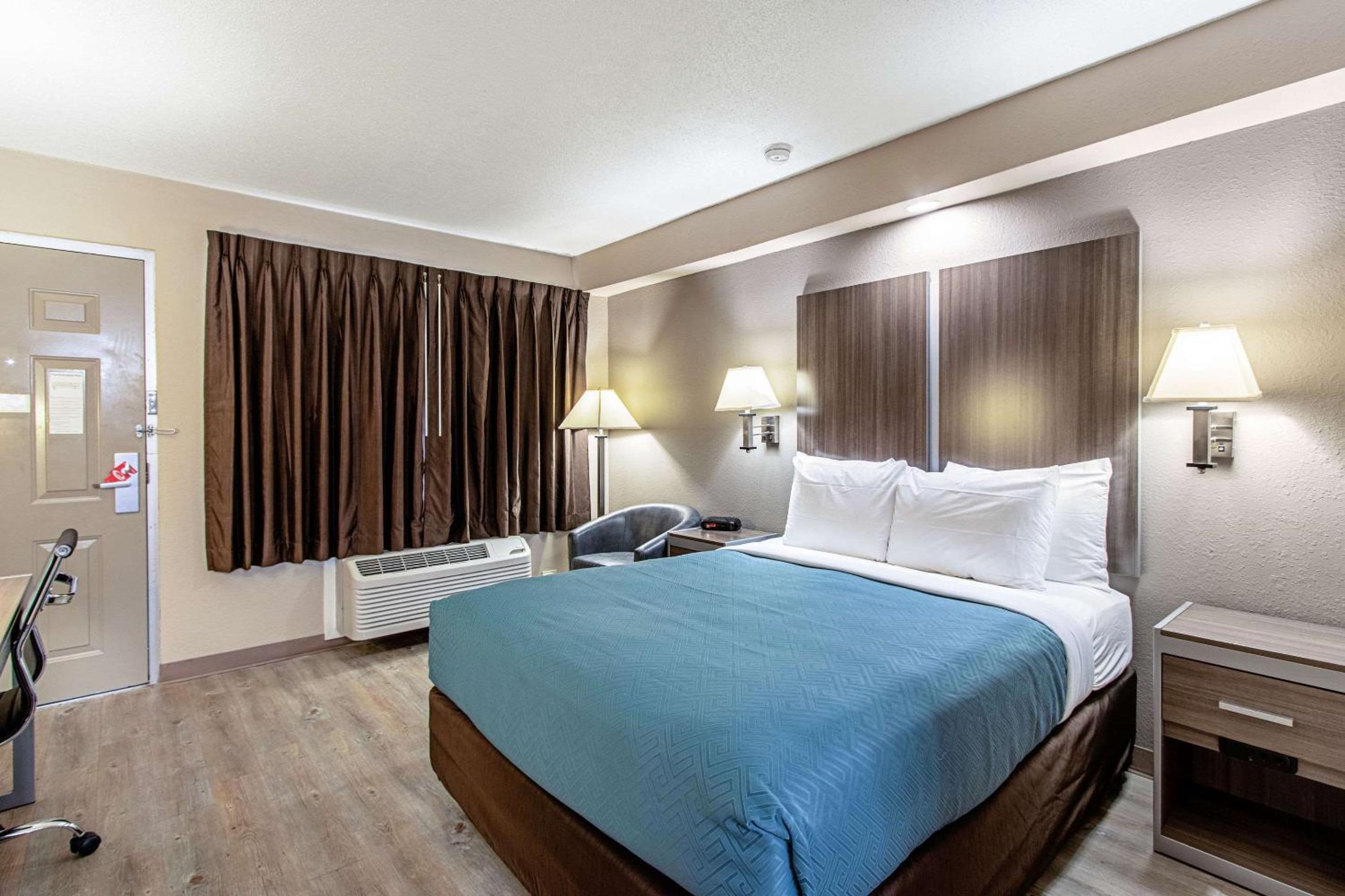 Queen Room - Non-Smoking - Photo 1