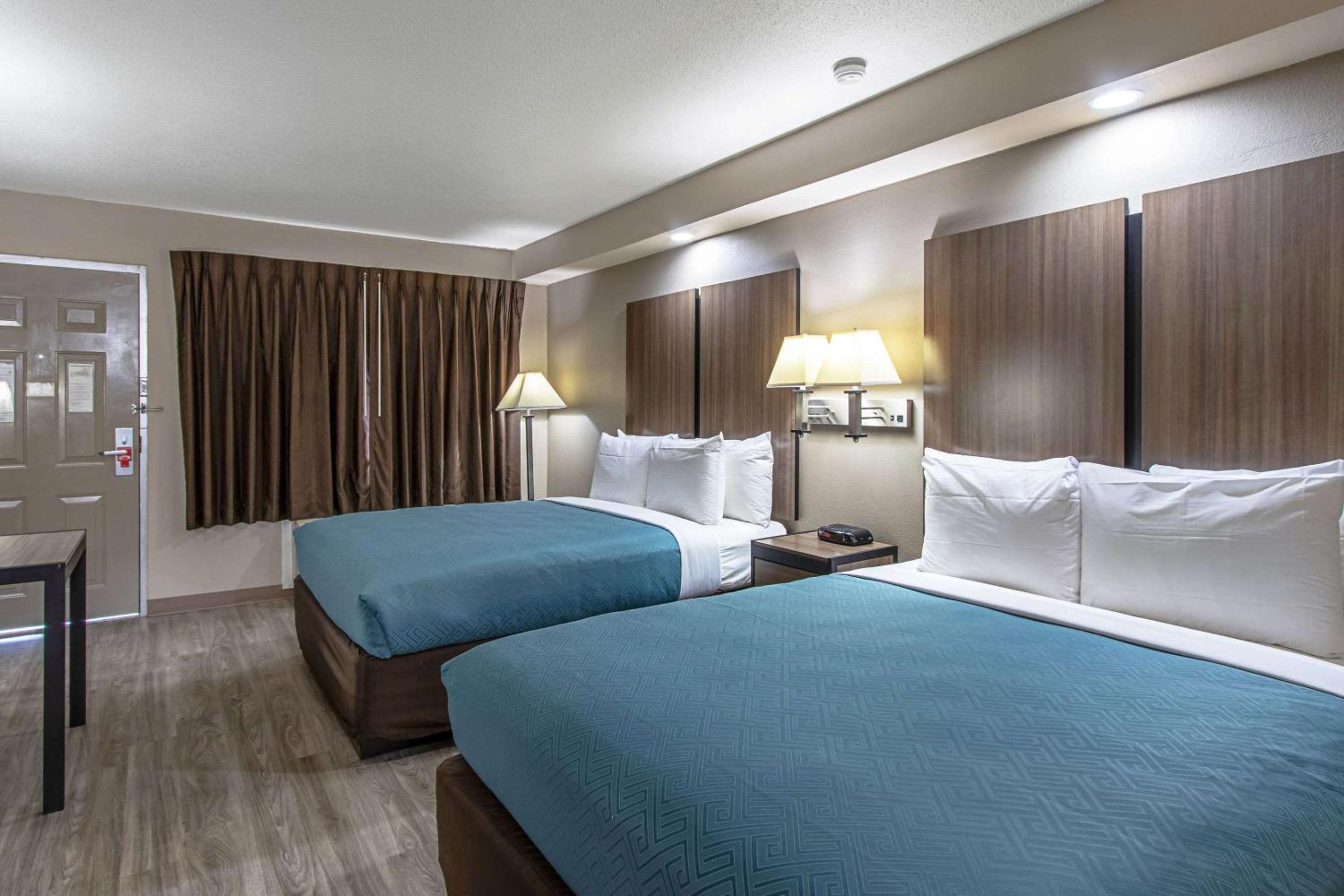 Queen Room with Two Queen Beds - Non-Smoking - Photo 3