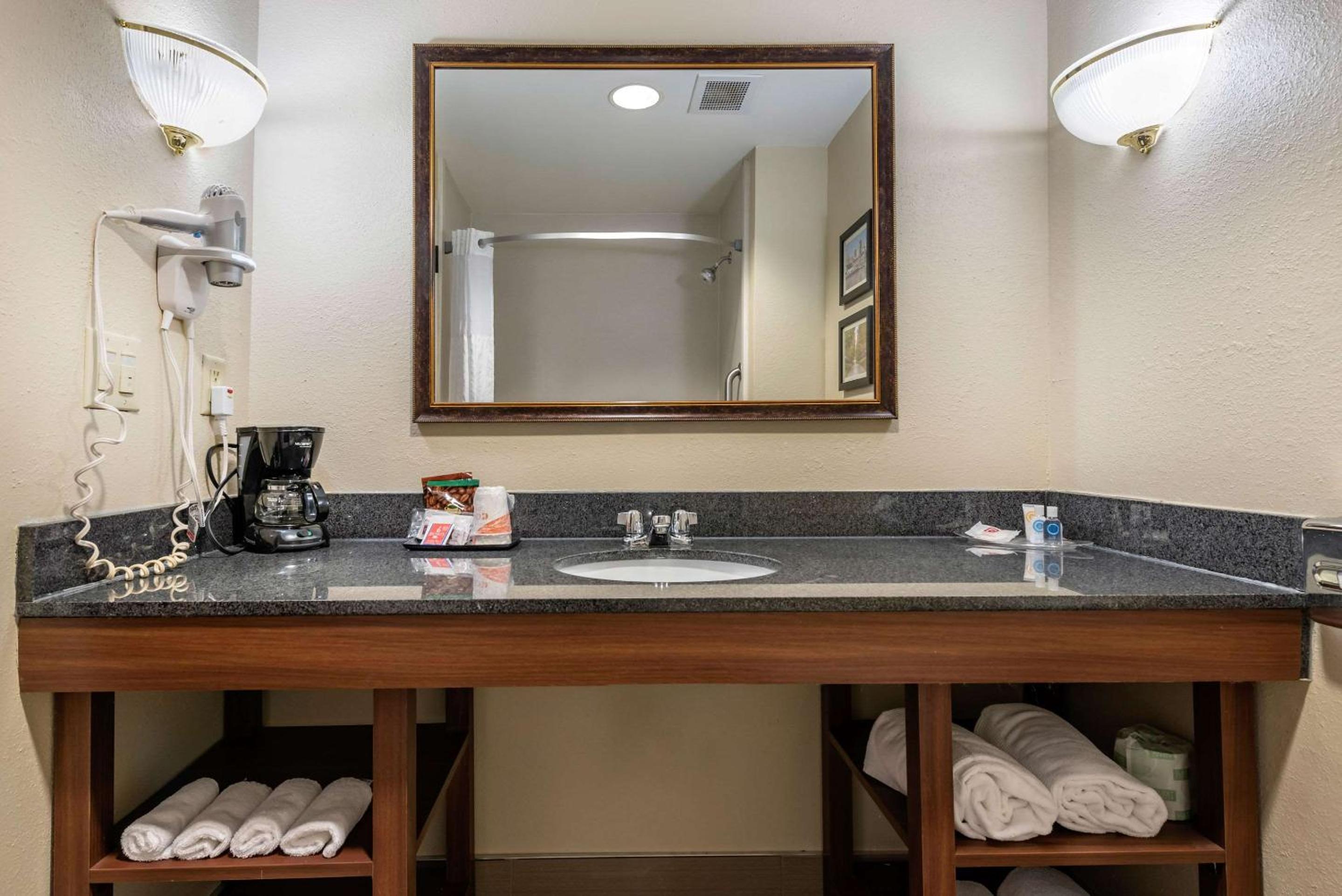 King Suite - Non-Smoking - Photo 7