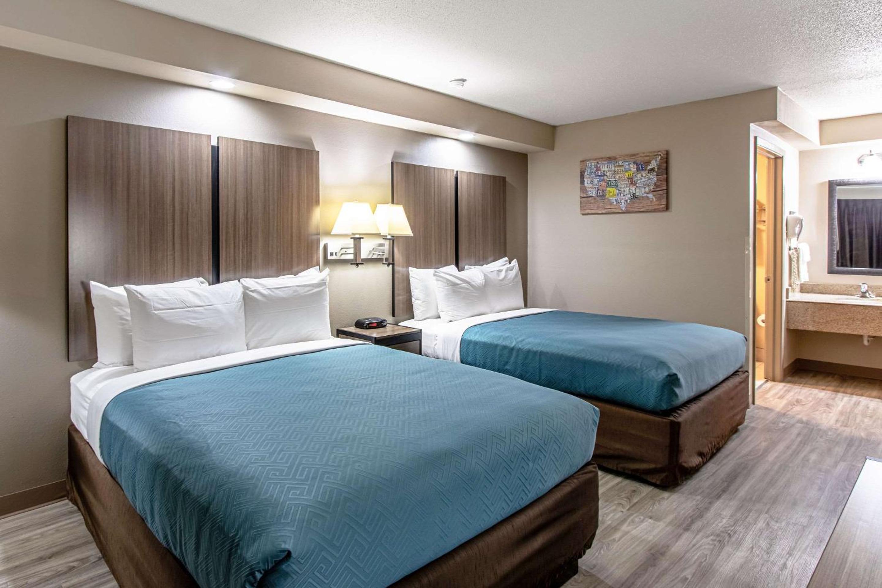 Queen Room with Two Queen Beds - Non-Smoking - Photo 2